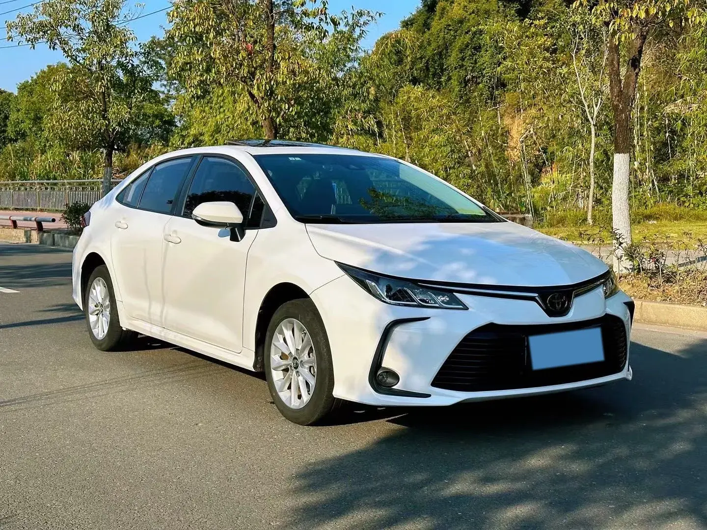 2019 TOYOTA COROLLA thumbnail 3