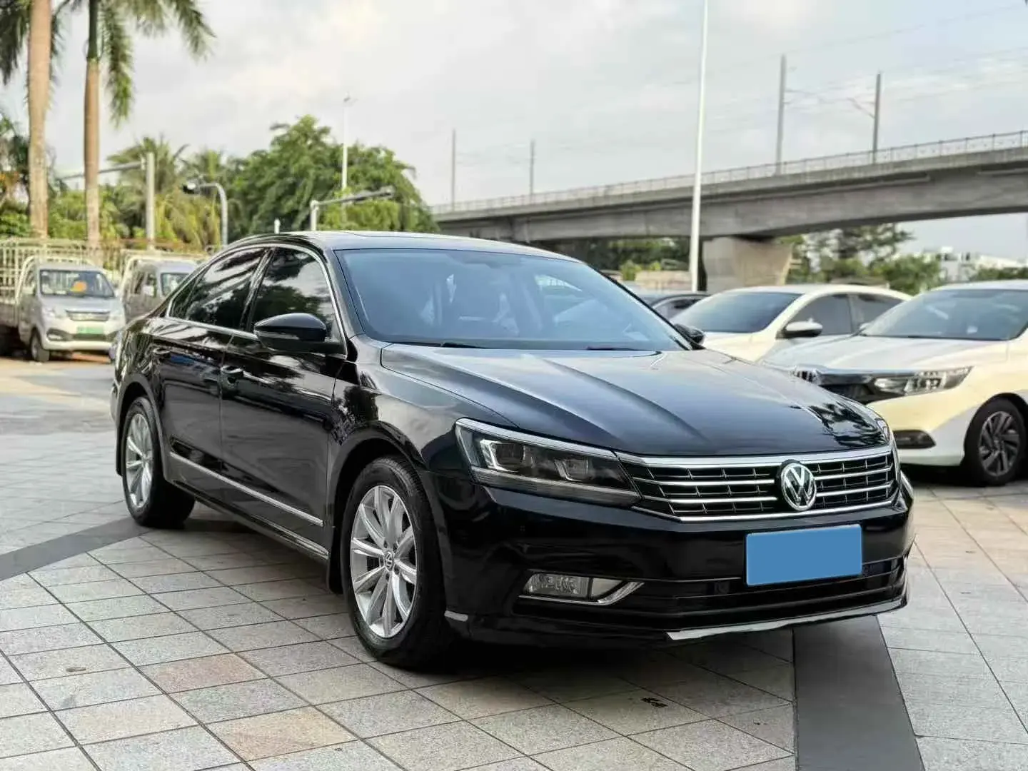 2017 VOLKSWAGEN PASSAT thumbnail 3