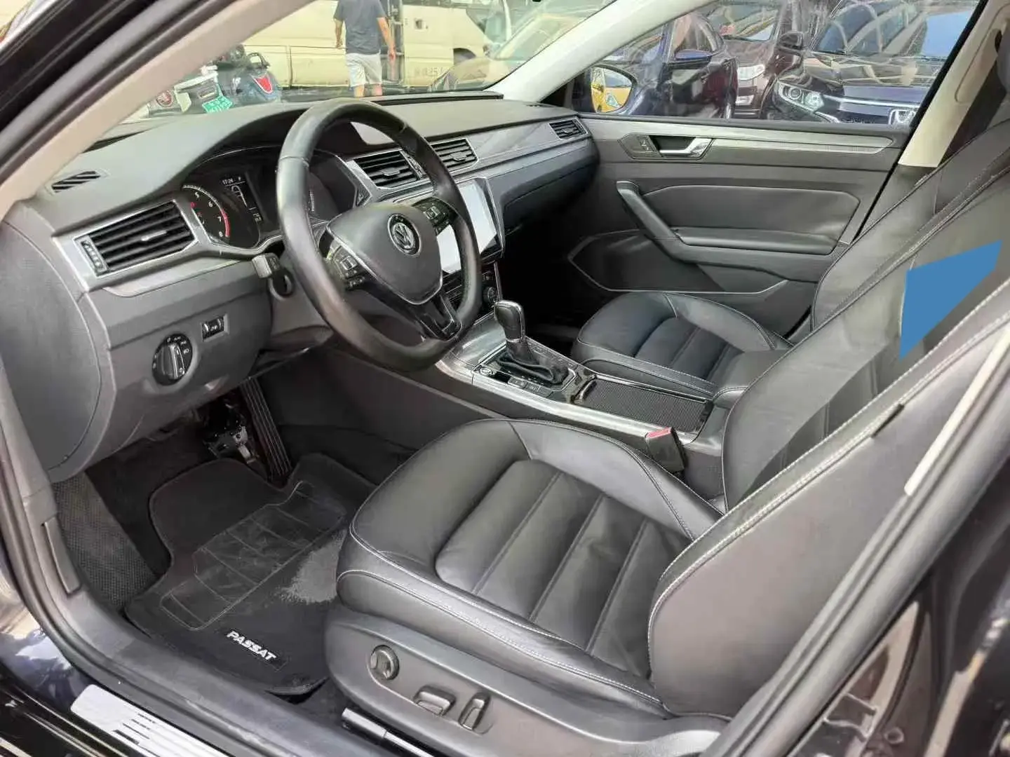 2017 VOLKSWAGEN PASSAT thumbnail 4