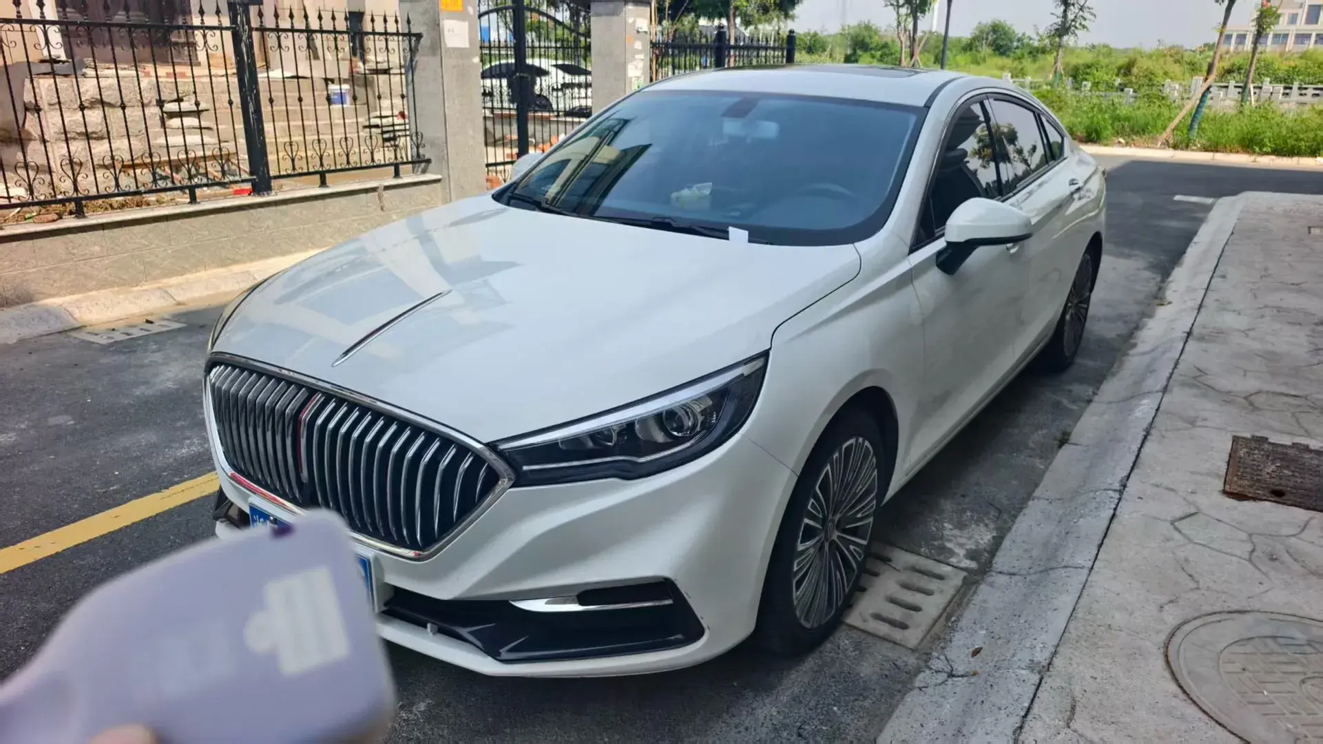 2022 HONGQI H5 view 1