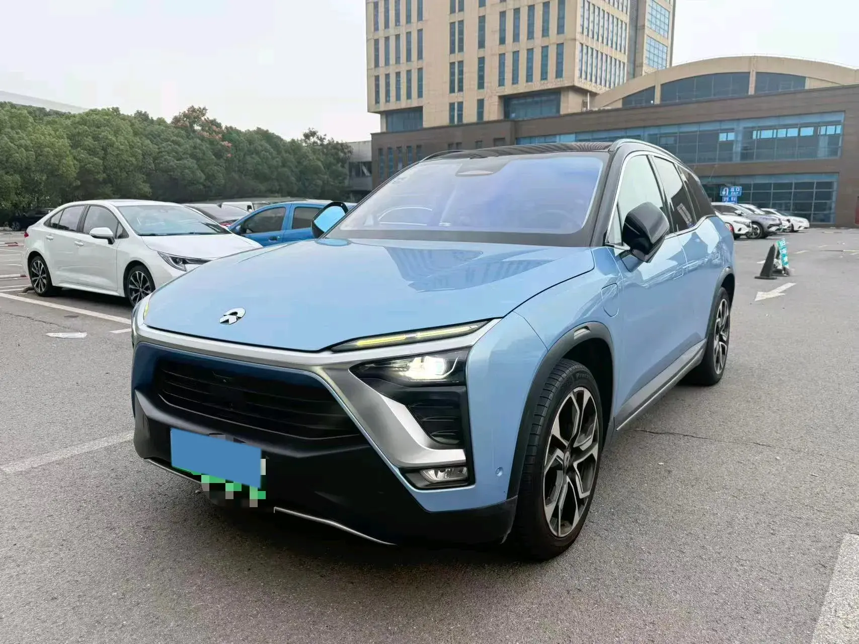 2018 NIO ES8 view 1