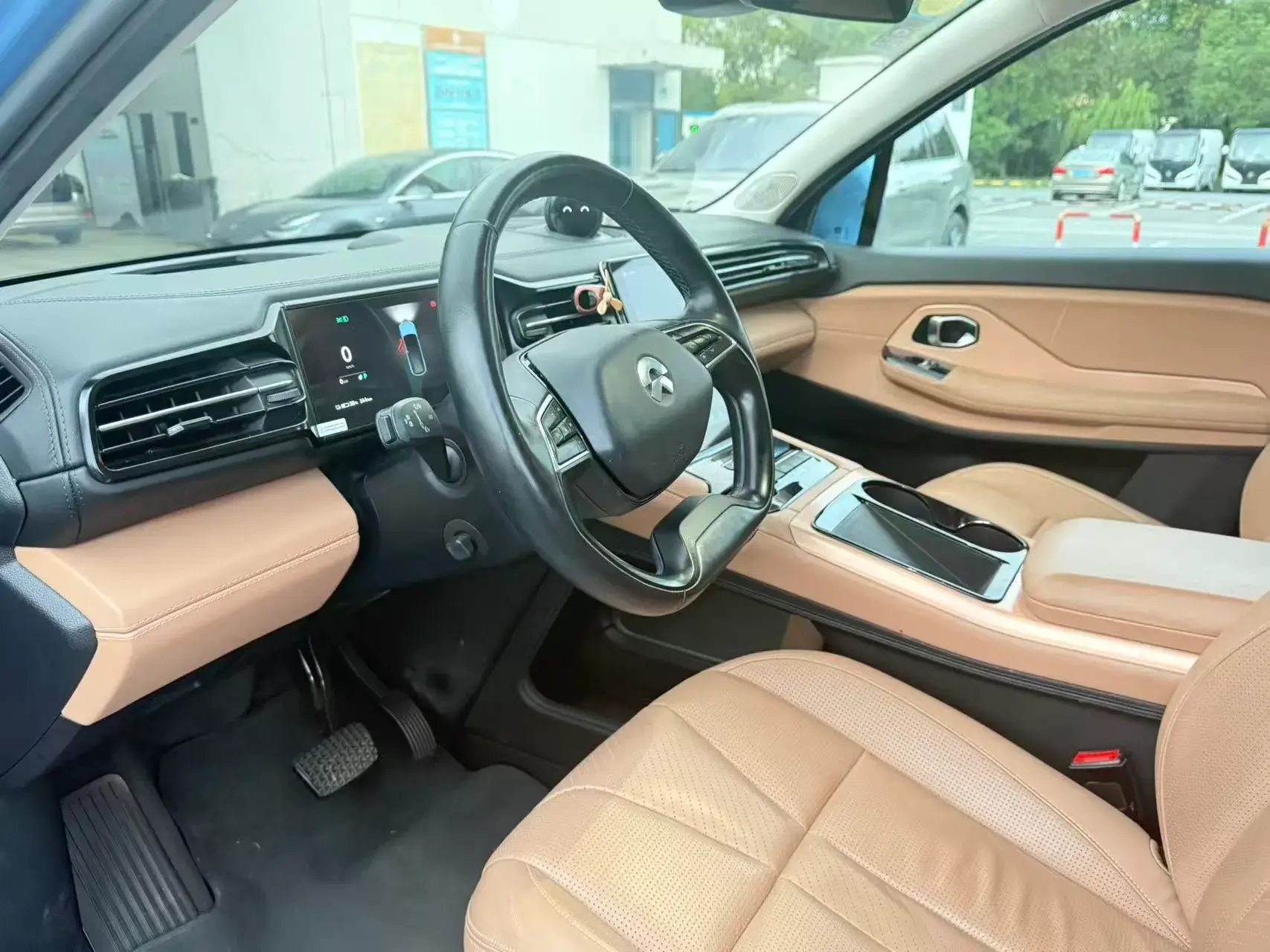 2018 NIO ES8 thumbnail 3