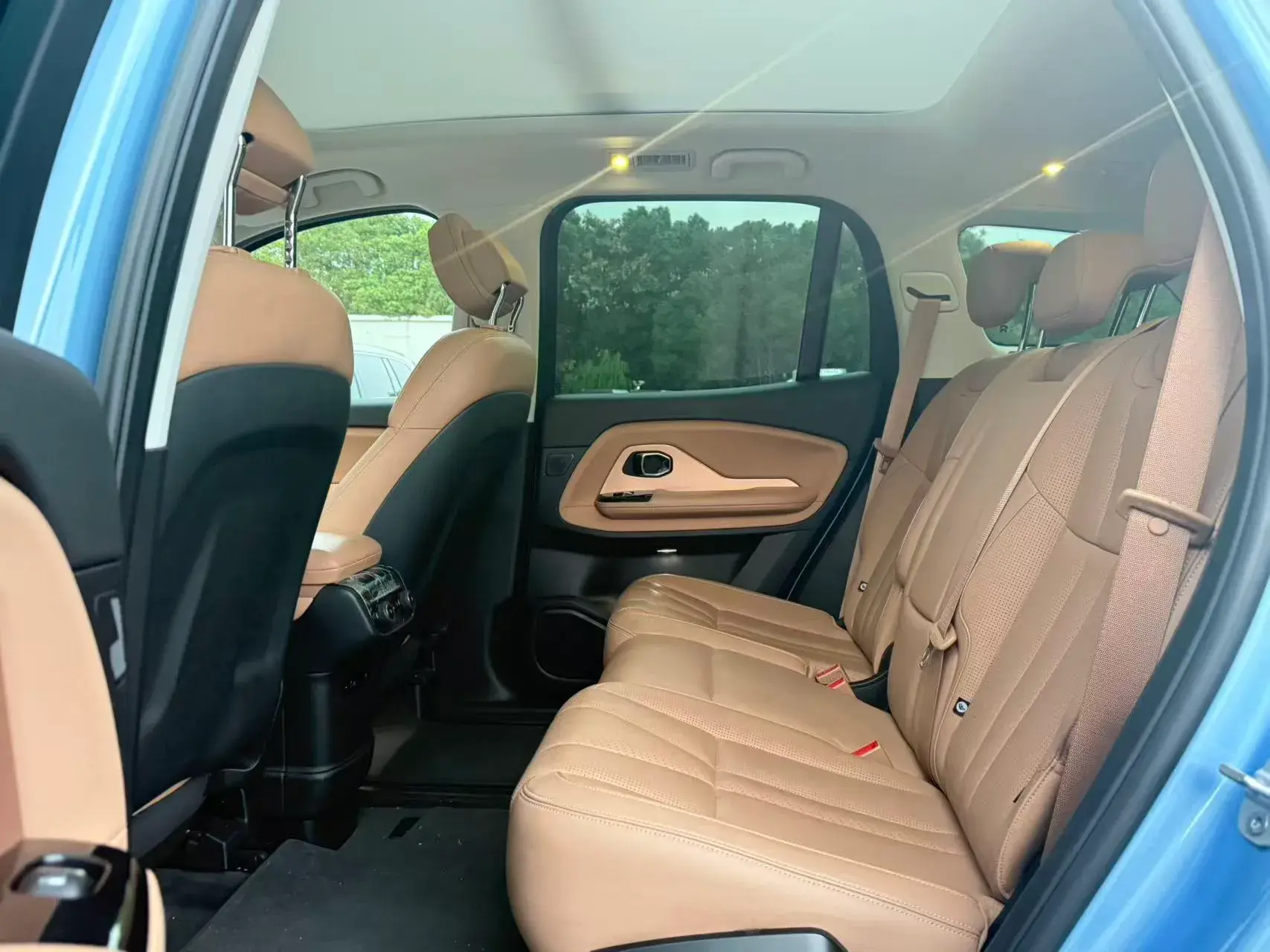 2018 NIO ES8 thumbnail 4