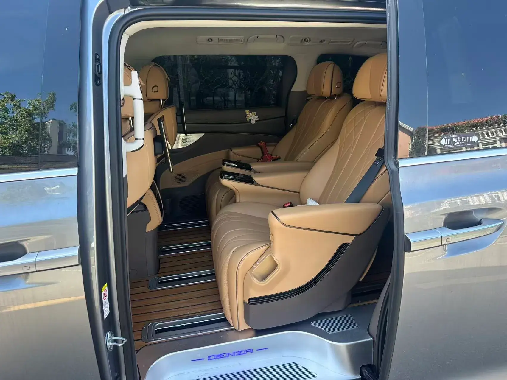 2022 DENZA D9 thumbnail 3