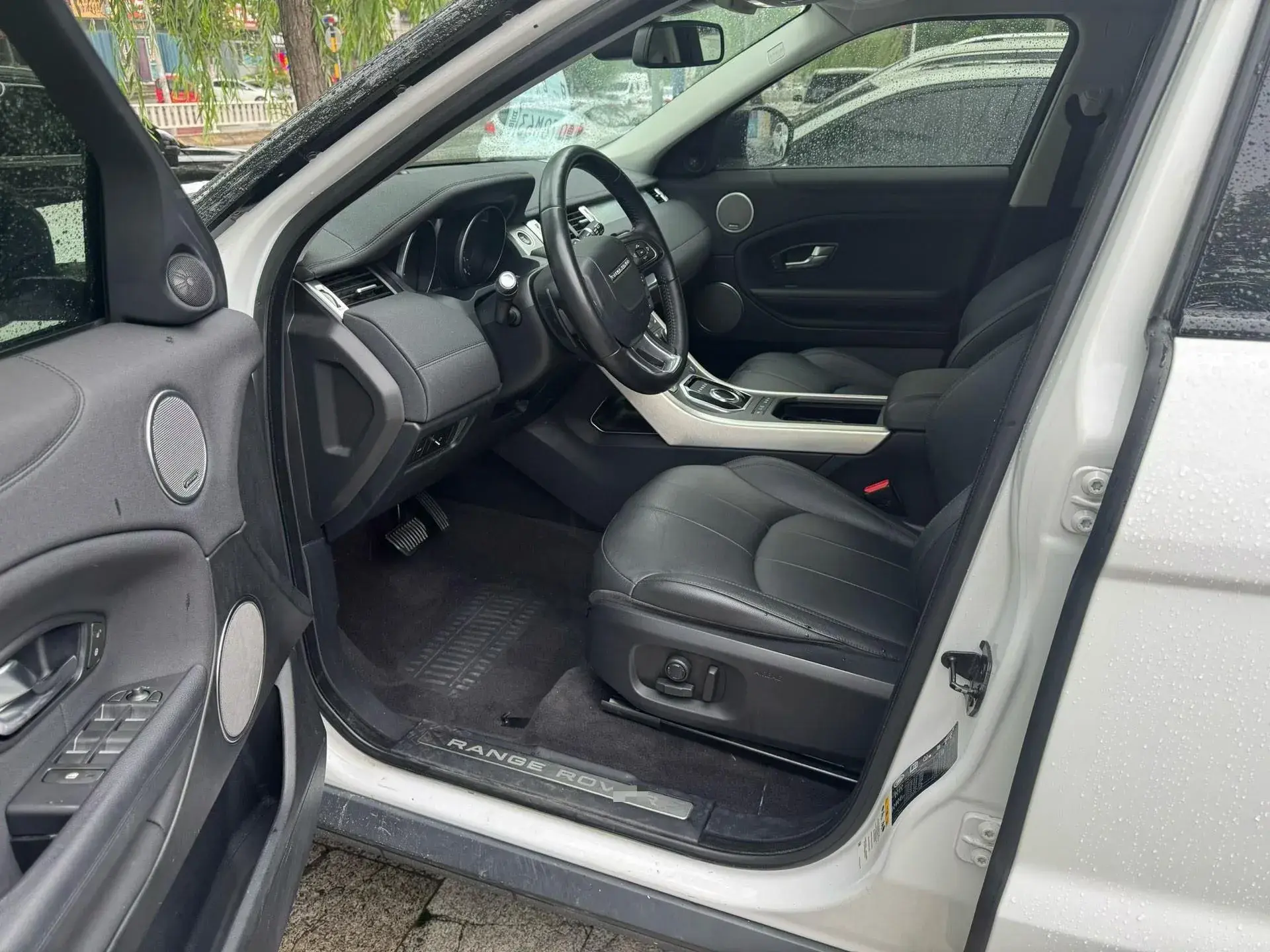 2018 LAND ROVER thumbnail 4