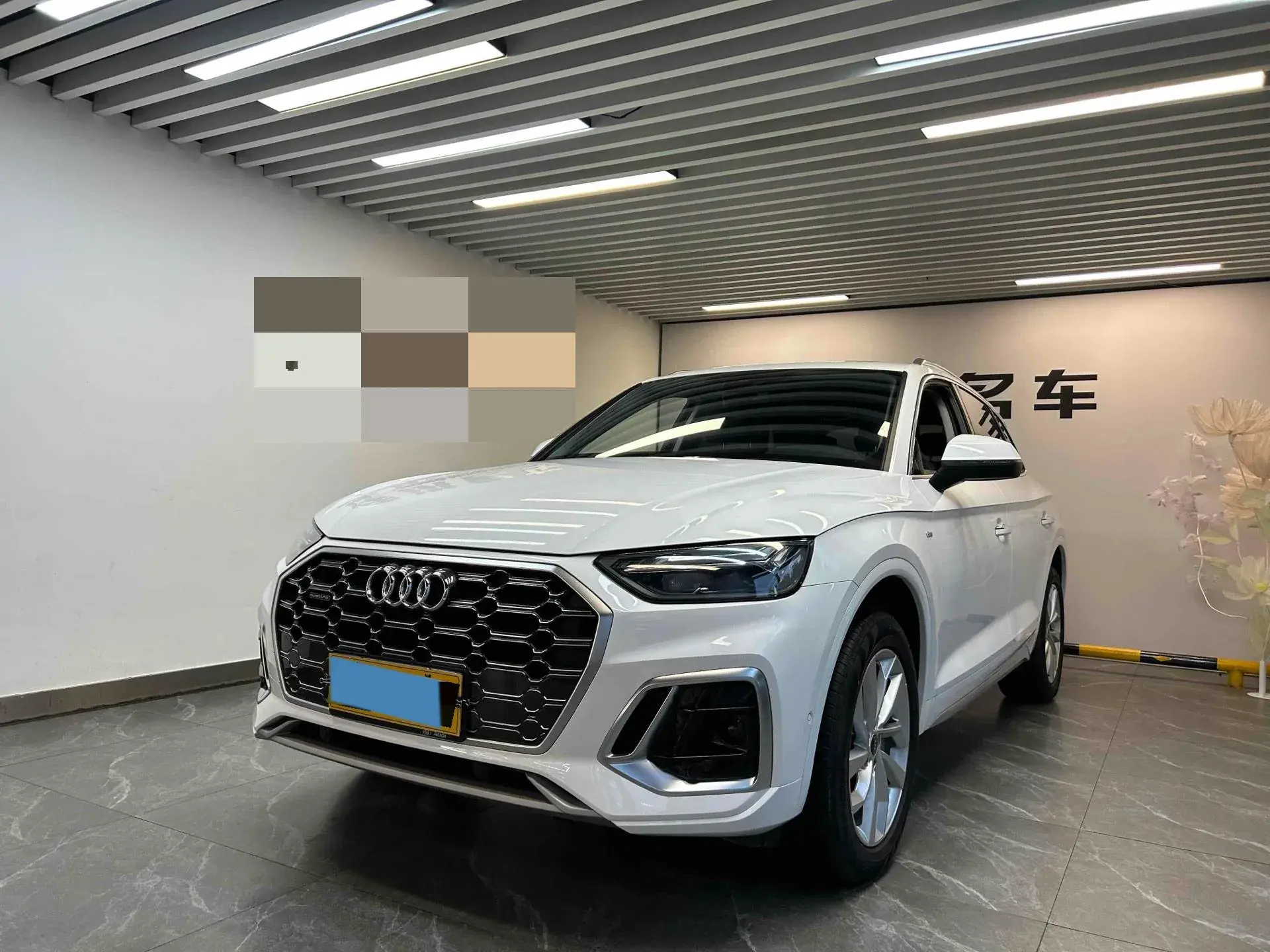 2022 AUDI Q5L view 1