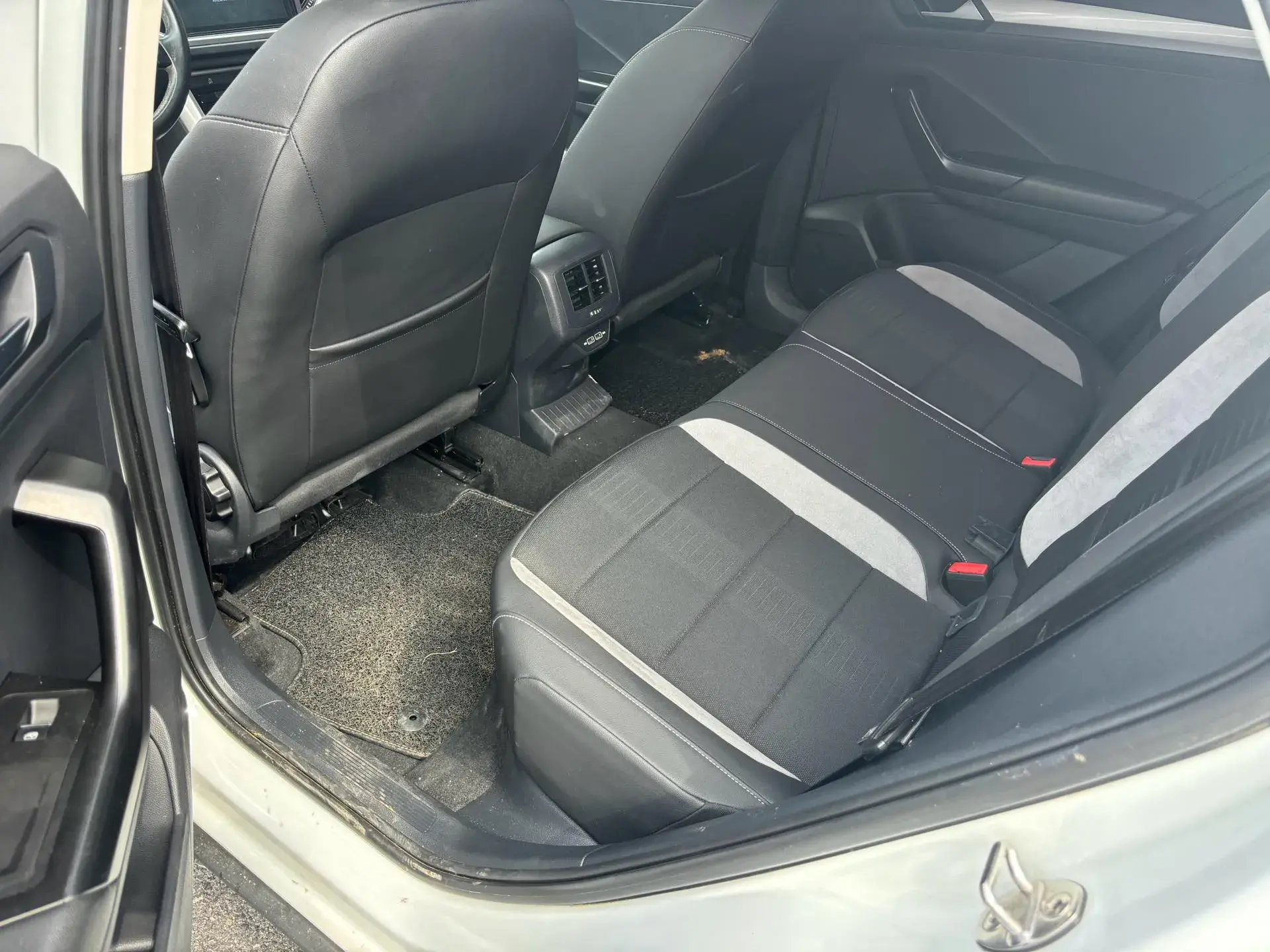 2019 VOLKSWAGEN T-ROC thumbnail 4