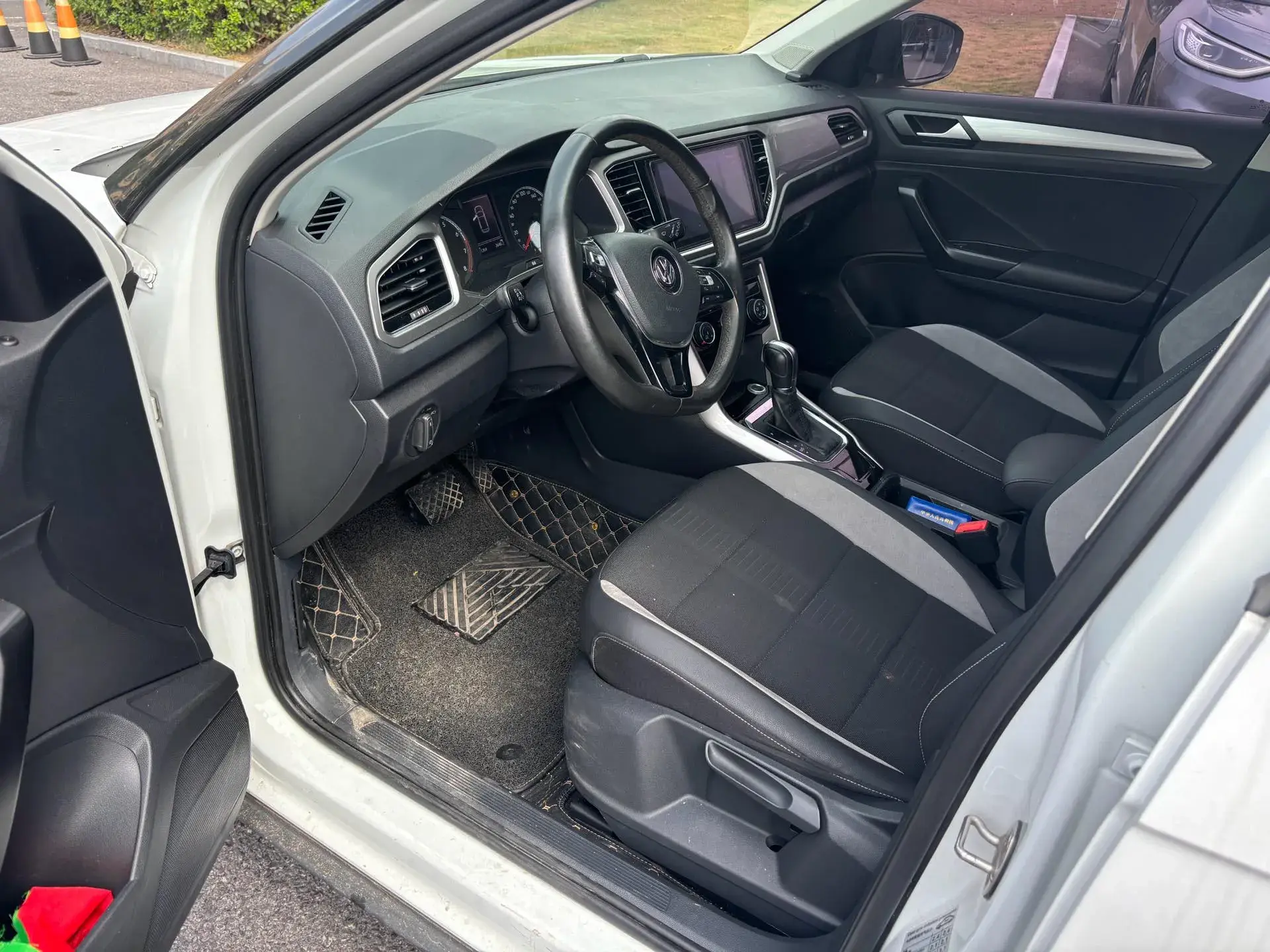 2019 VOLKSWAGEN T-ROC thumbnail 3