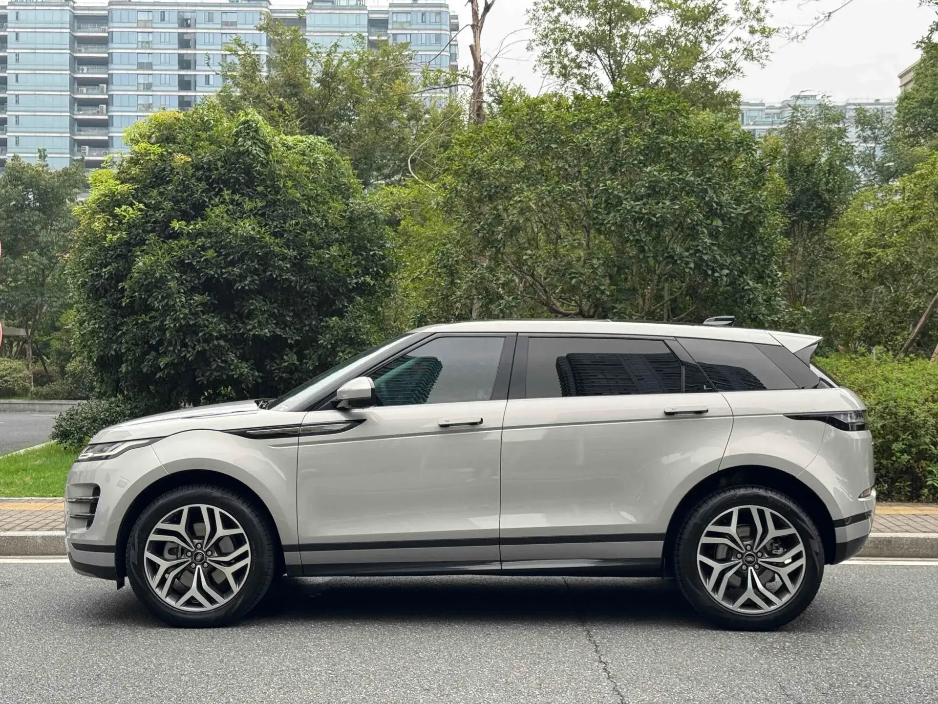 2023 LAND ROVER thumbnail 3