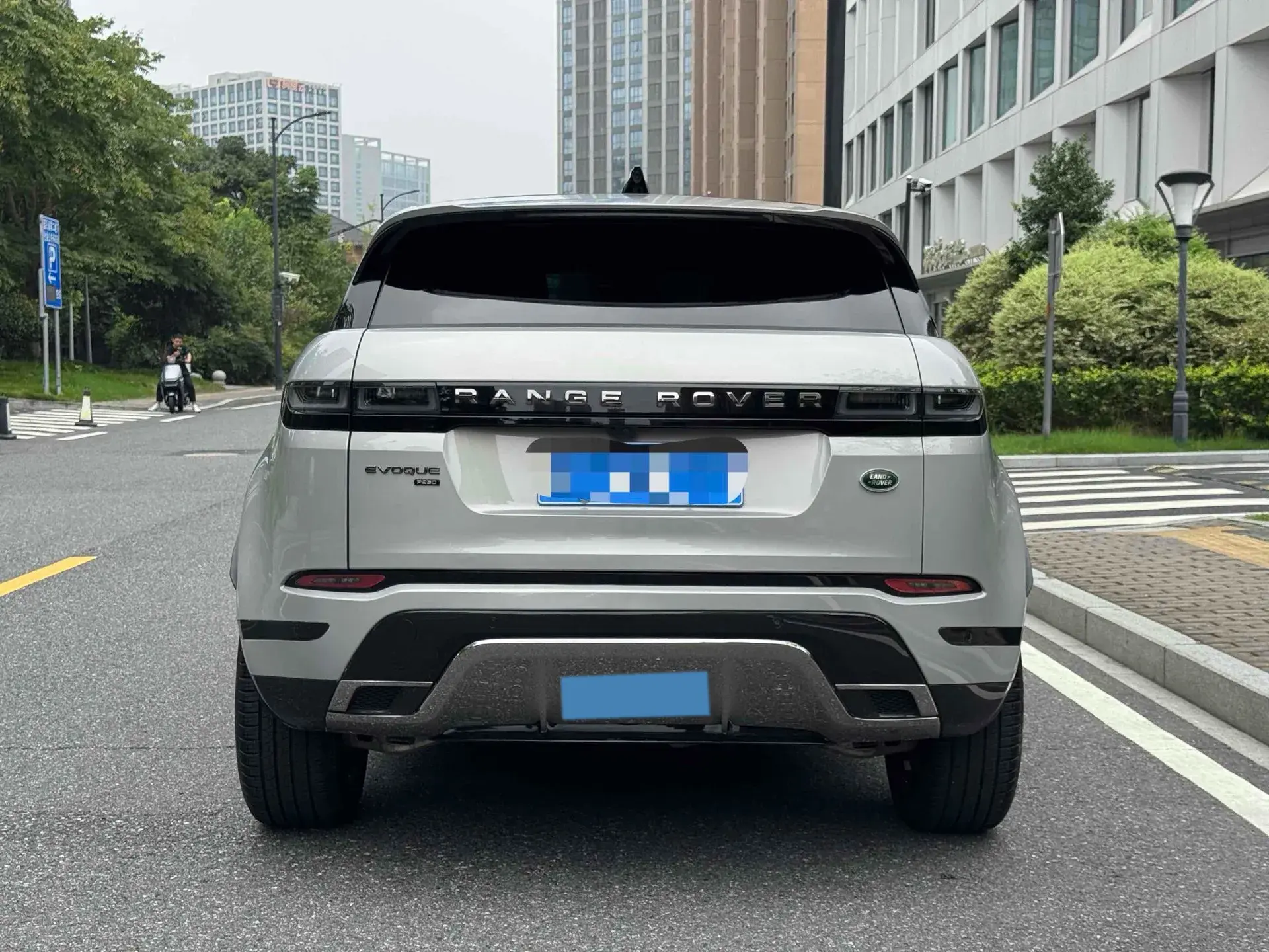 2023 LAND ROVER thumbnail 4