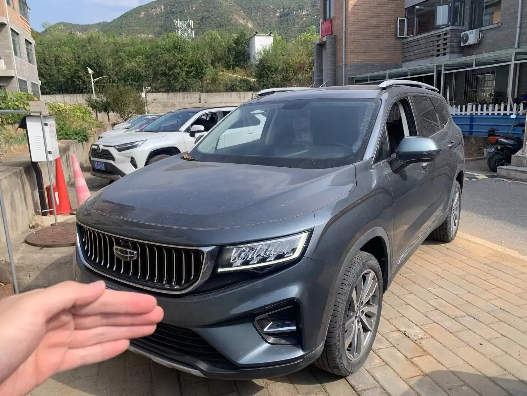 2022 GEELY OKAVANGO view 1