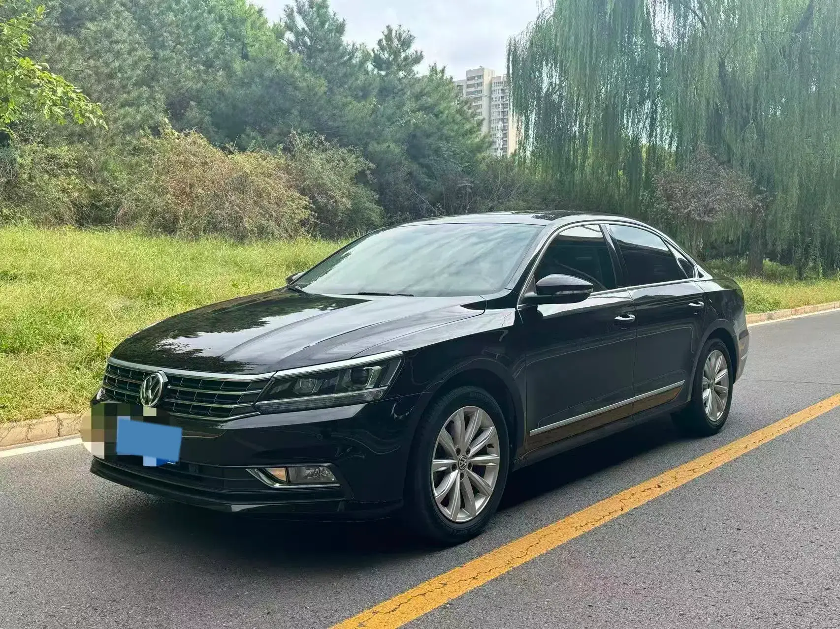 2017 VOLKSWAGEN PASSAT view 1