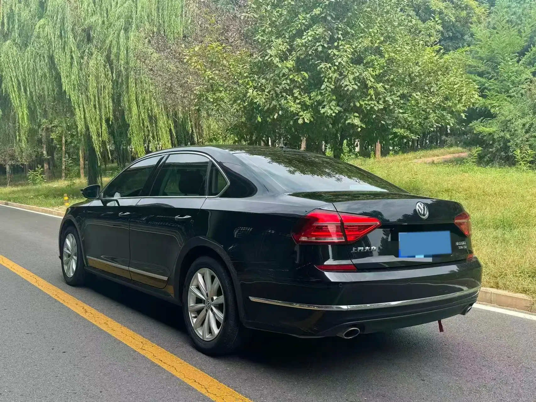 2017 VOLKSWAGEN PASSAT thumbnail 3