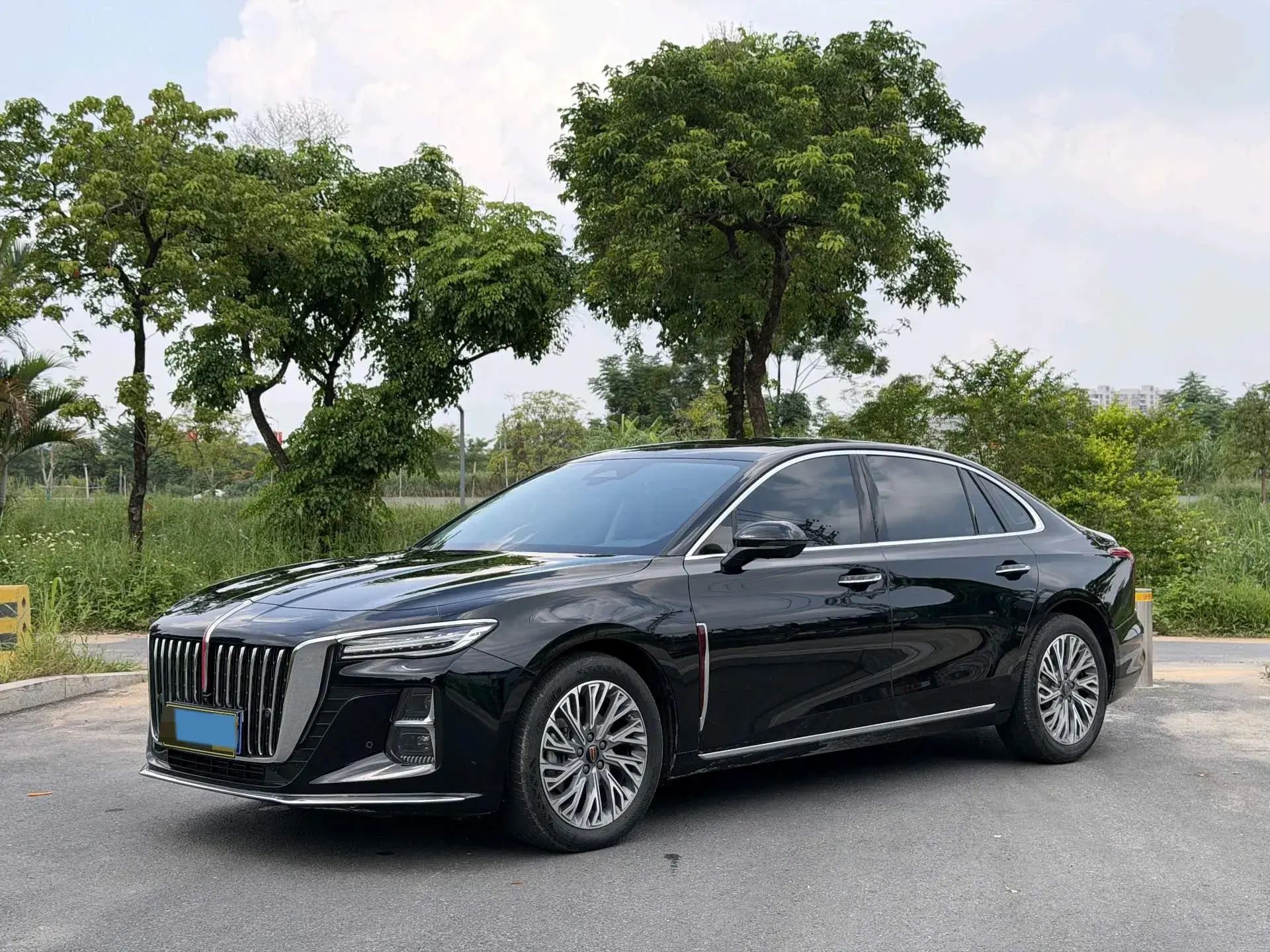 2023 HONGQI H5 view 1