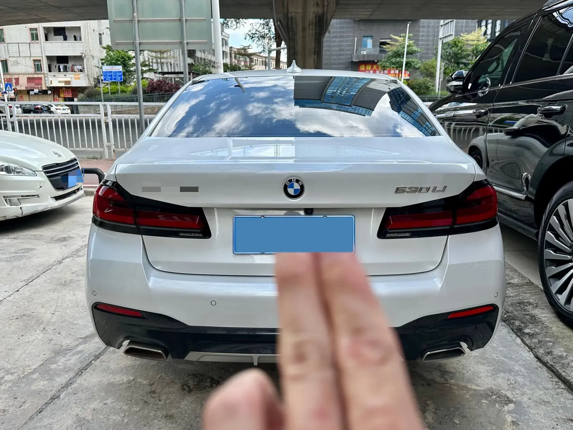 2022 BMW 5 thumbnail 2