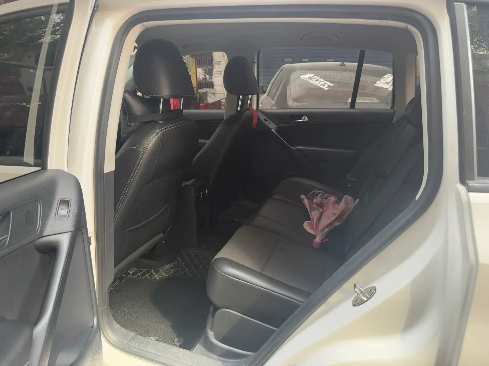 2017 VOLKSWAGEN TIGUAN thumbnail 4