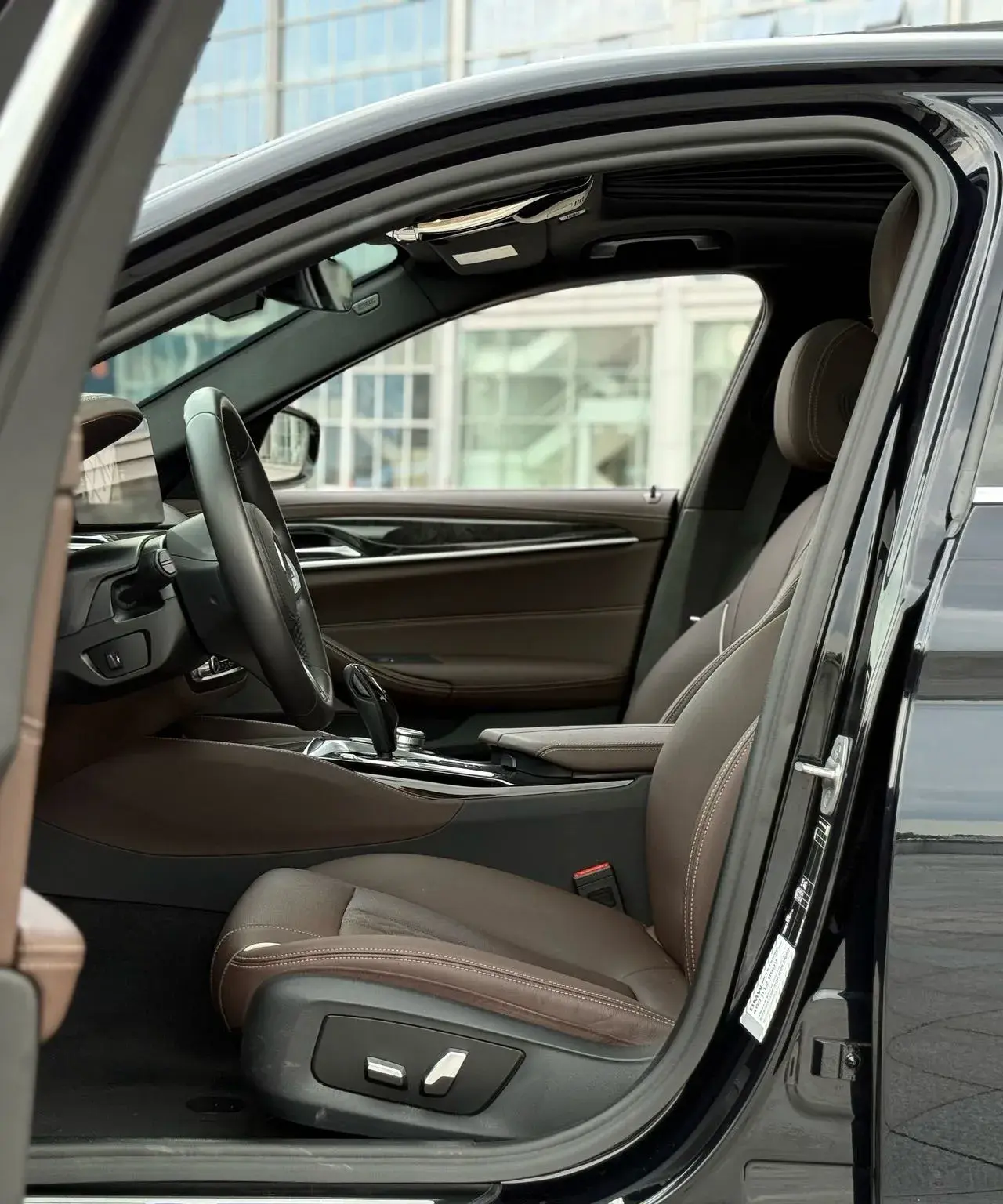 2022 BMW 5 thumbnail 4