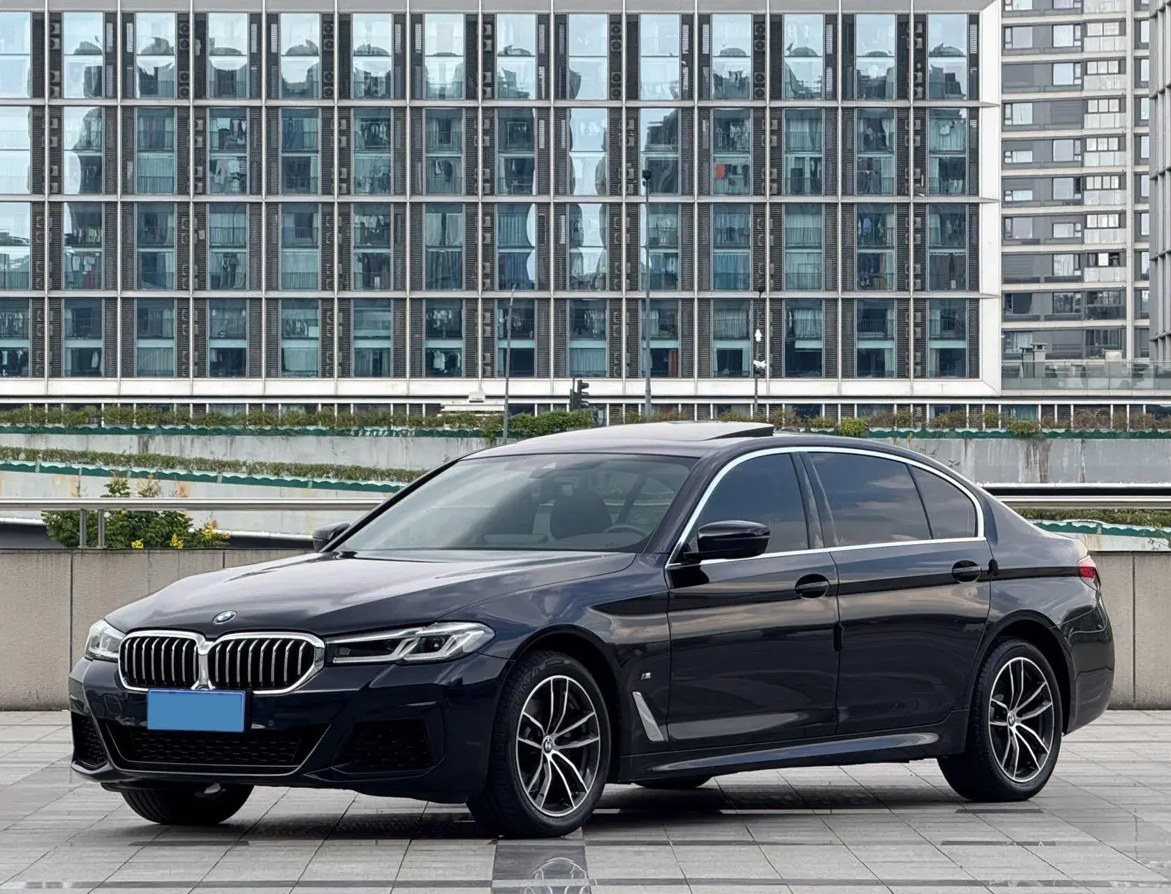 2022 BMW 5 view 1