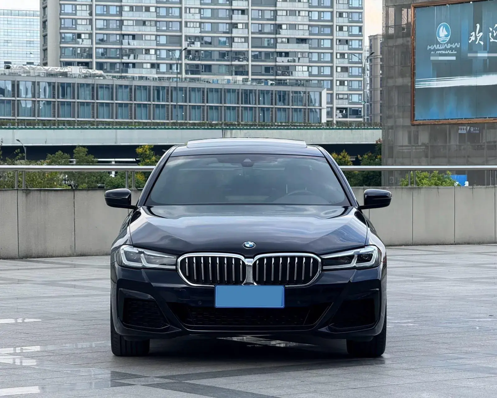 2022 BMW 5 thumbnail 2
