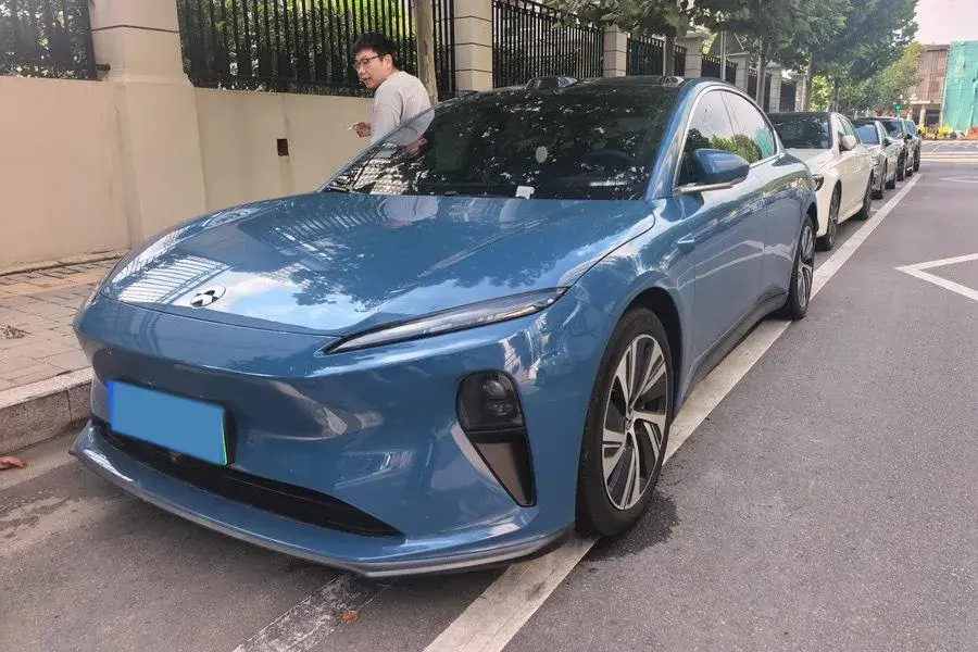 2022 NIO ET5 view 1