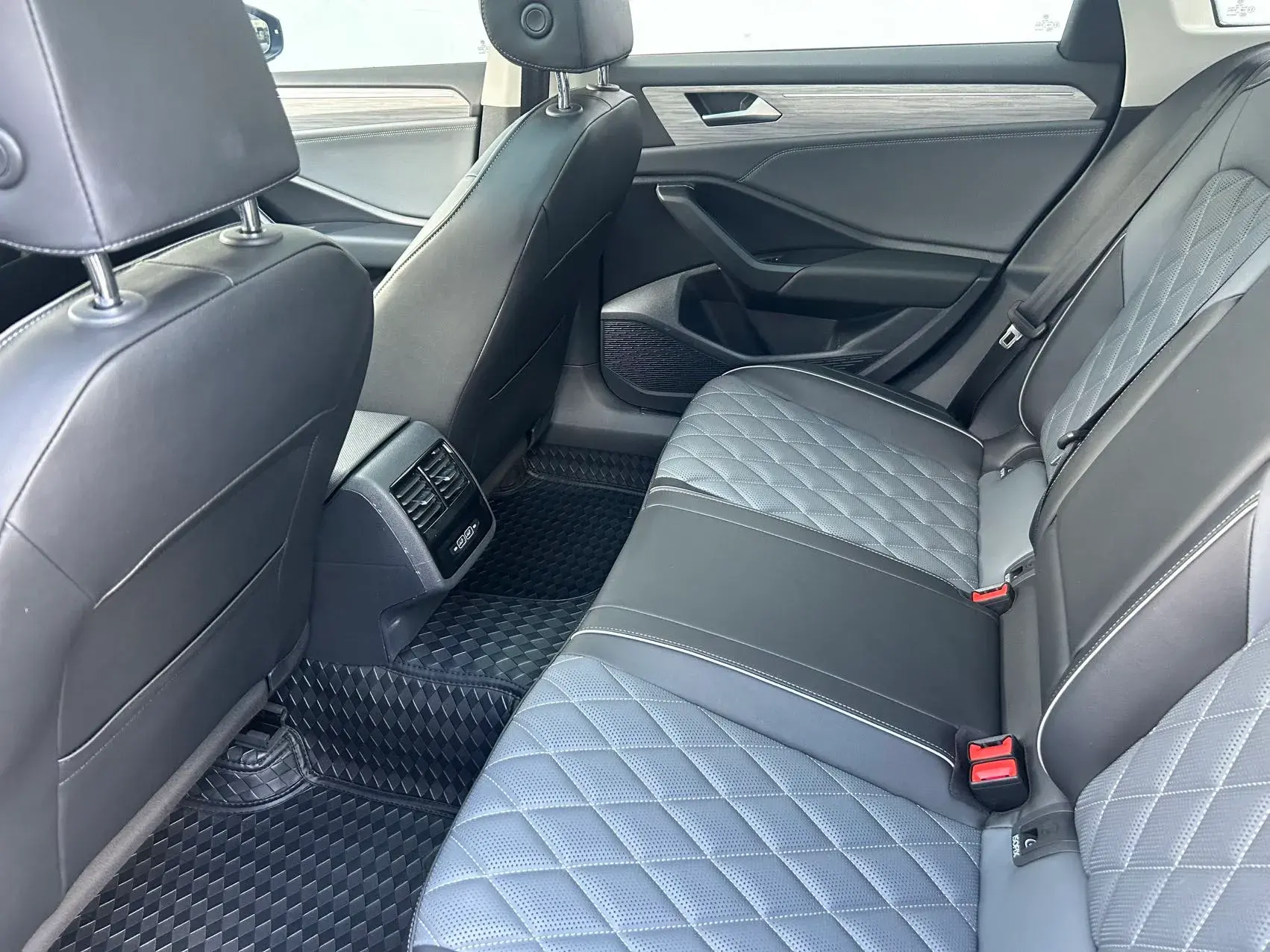 2023 VOLKSWAGEN SAGITAR thumbnail 3