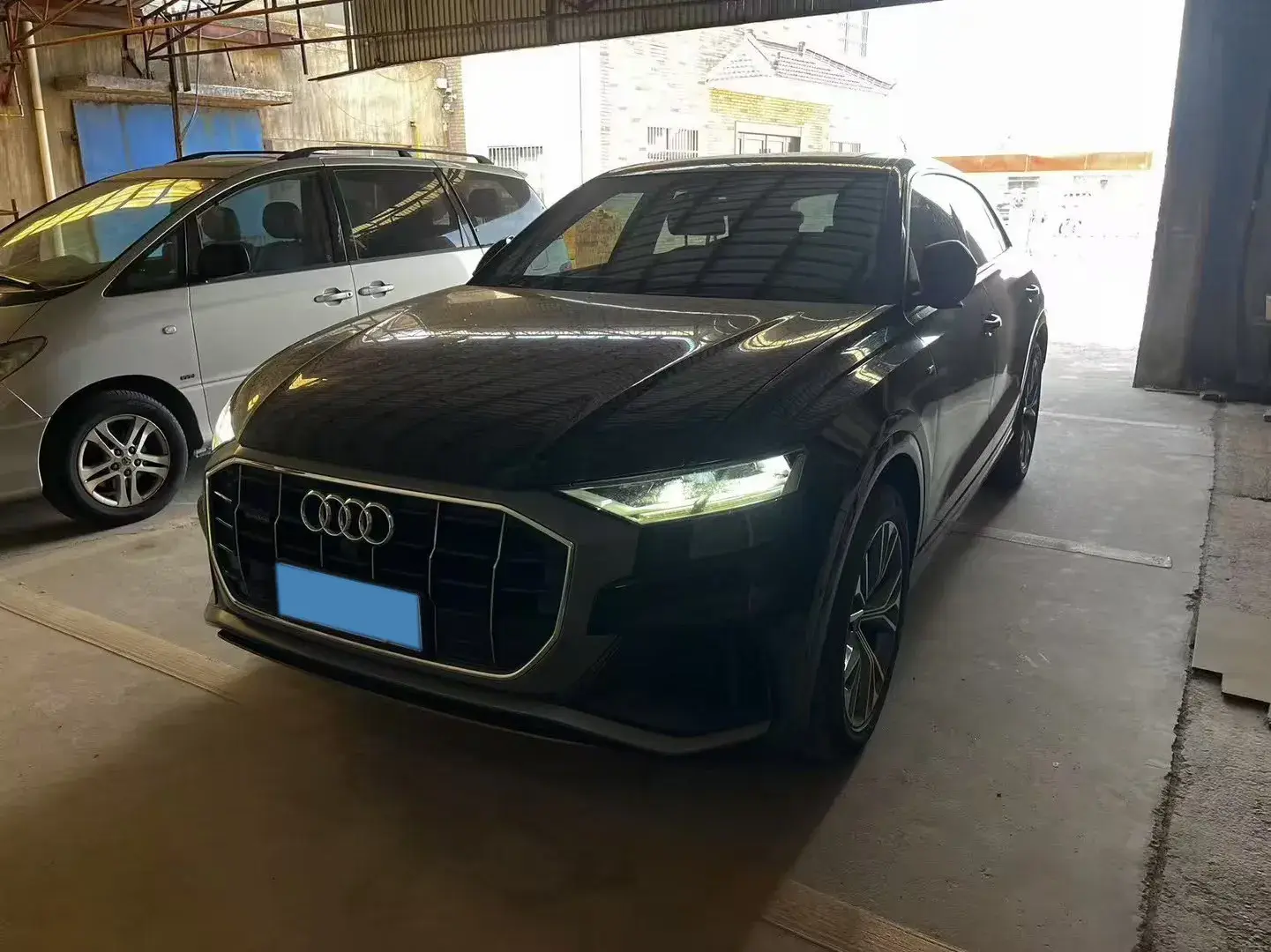 2021 AUDI Q8 view 1