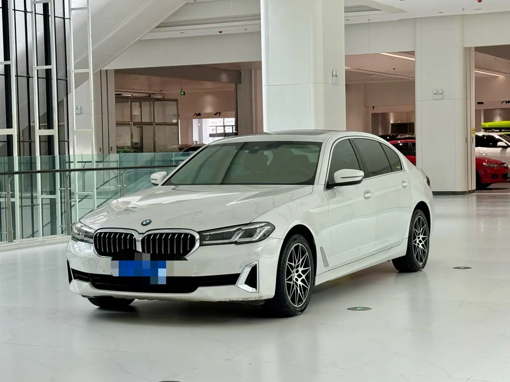 2021 BMW 5 view 1