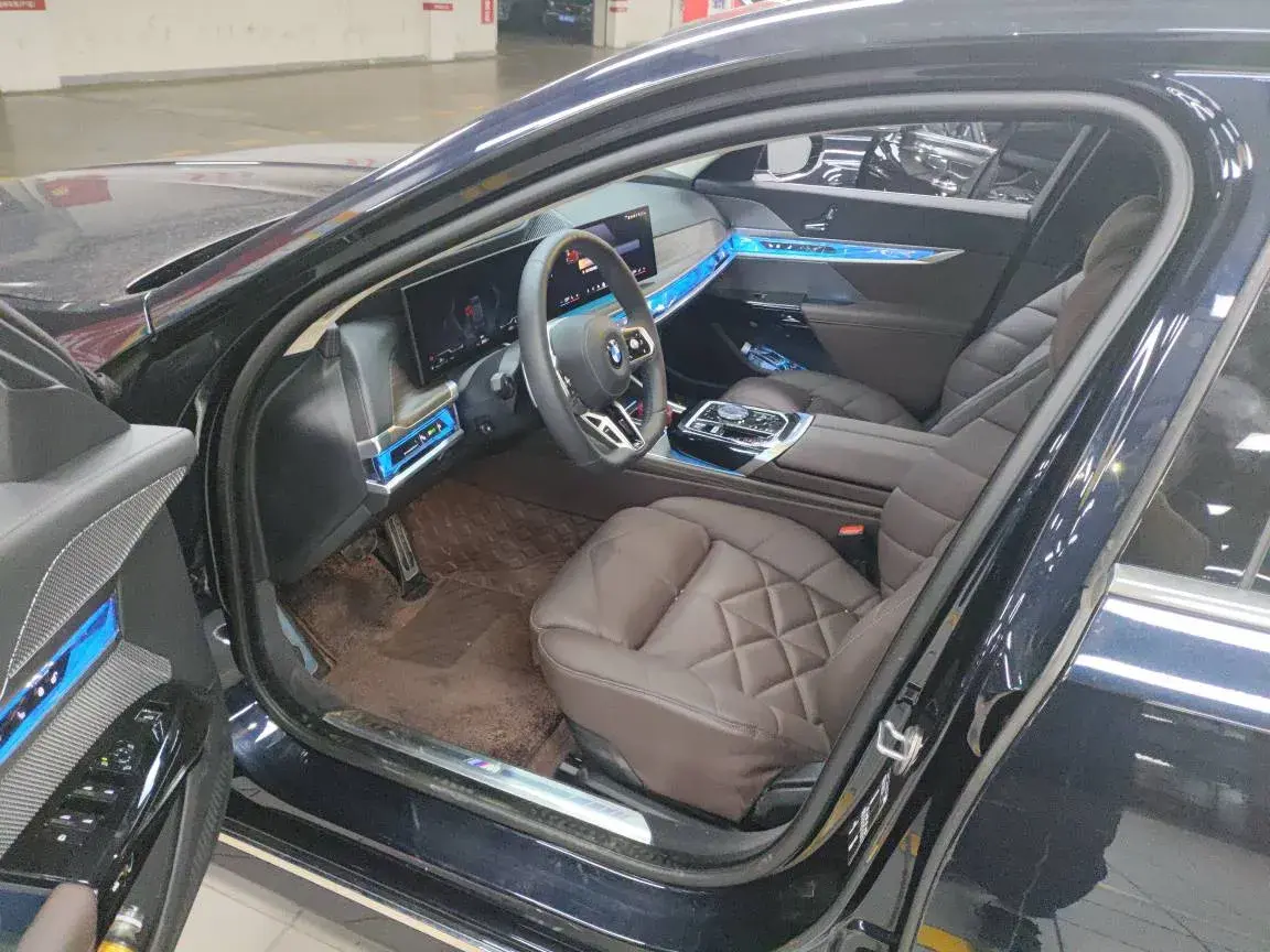 2023 BMW 7 thumbnail 3