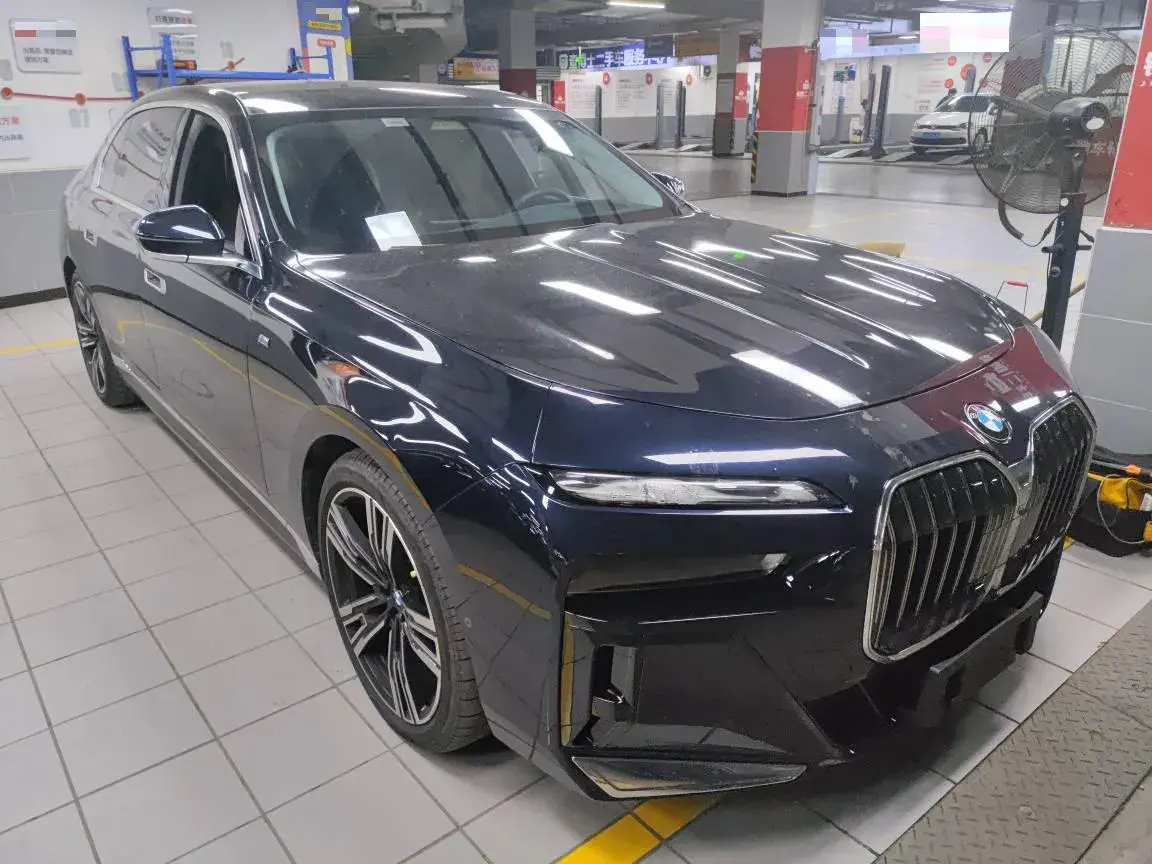 2023 BMW 7 thumbnail 2