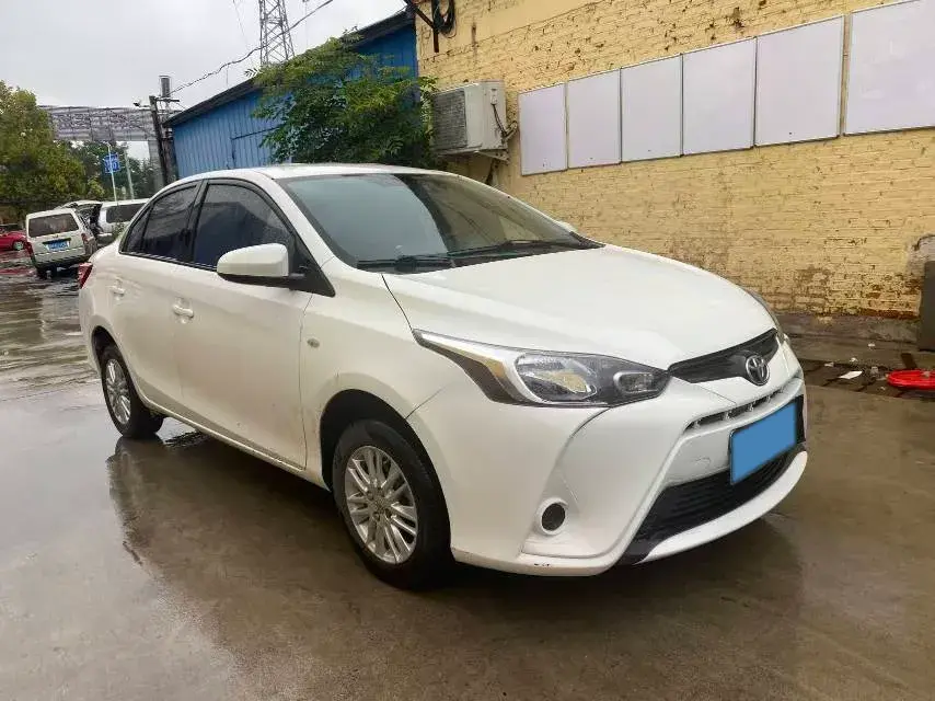 2017 TOYOTA YARIS thumbnail 3