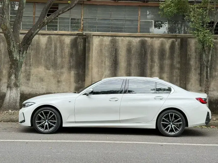 2024 BMW 3 thumbnail 3