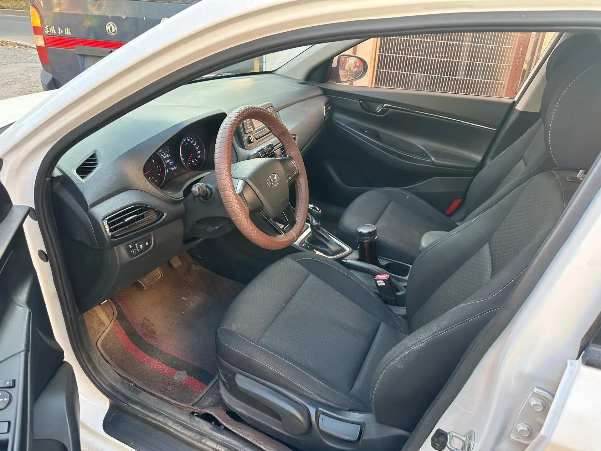 2017 HYUNDAI CELESTA thumbnail 3