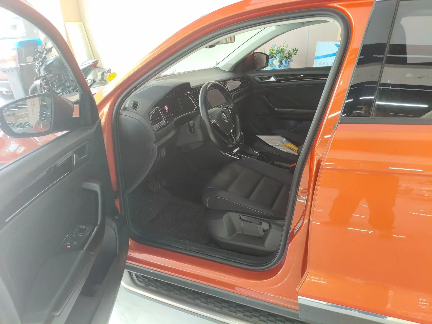 2020 VOLKSWAGEN T-ROC thumbnail 2