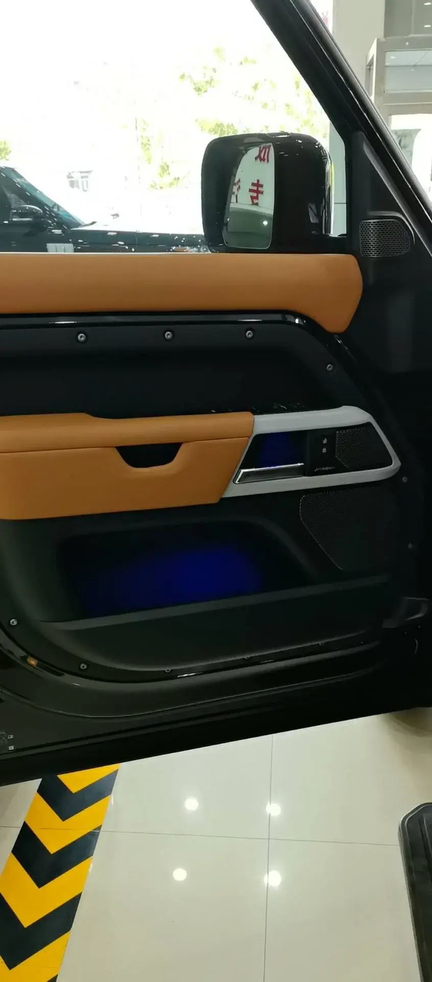 2023 LAND ROVER thumbnail 4