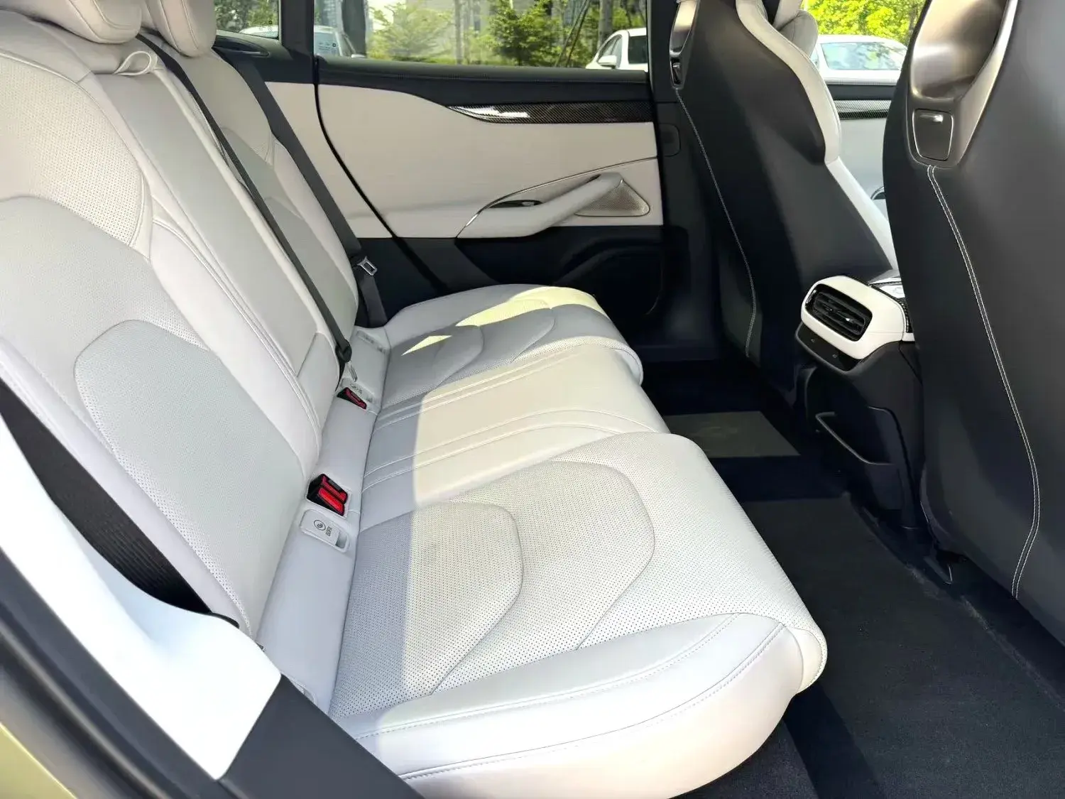 2024 MI SU7 thumbnail 4