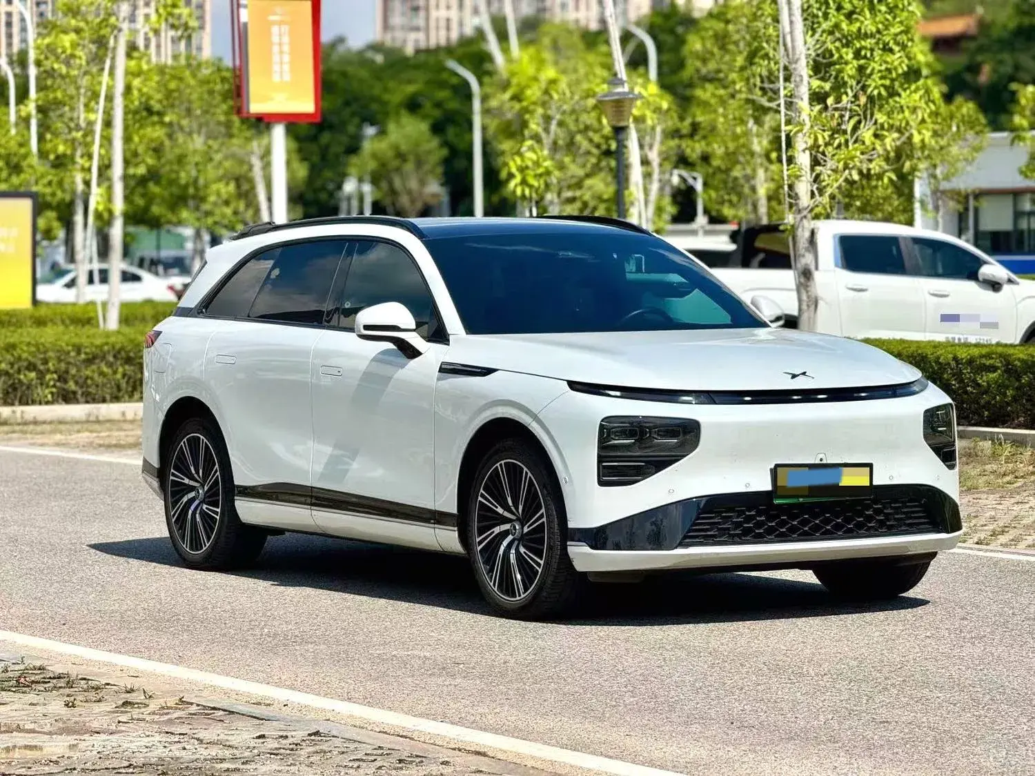 2022 XPENG G9 thumbnail 3