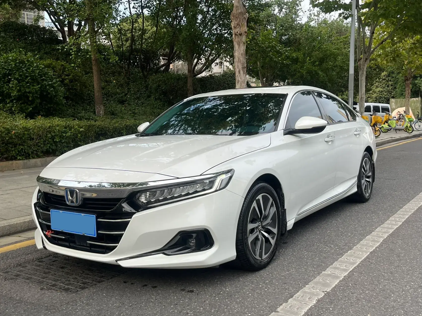 2022 HONDA ACCORD view 1