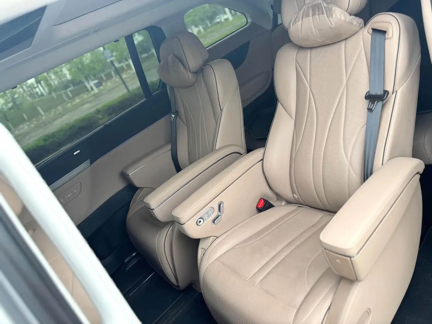 2024 XPENG X9 thumbnail 2