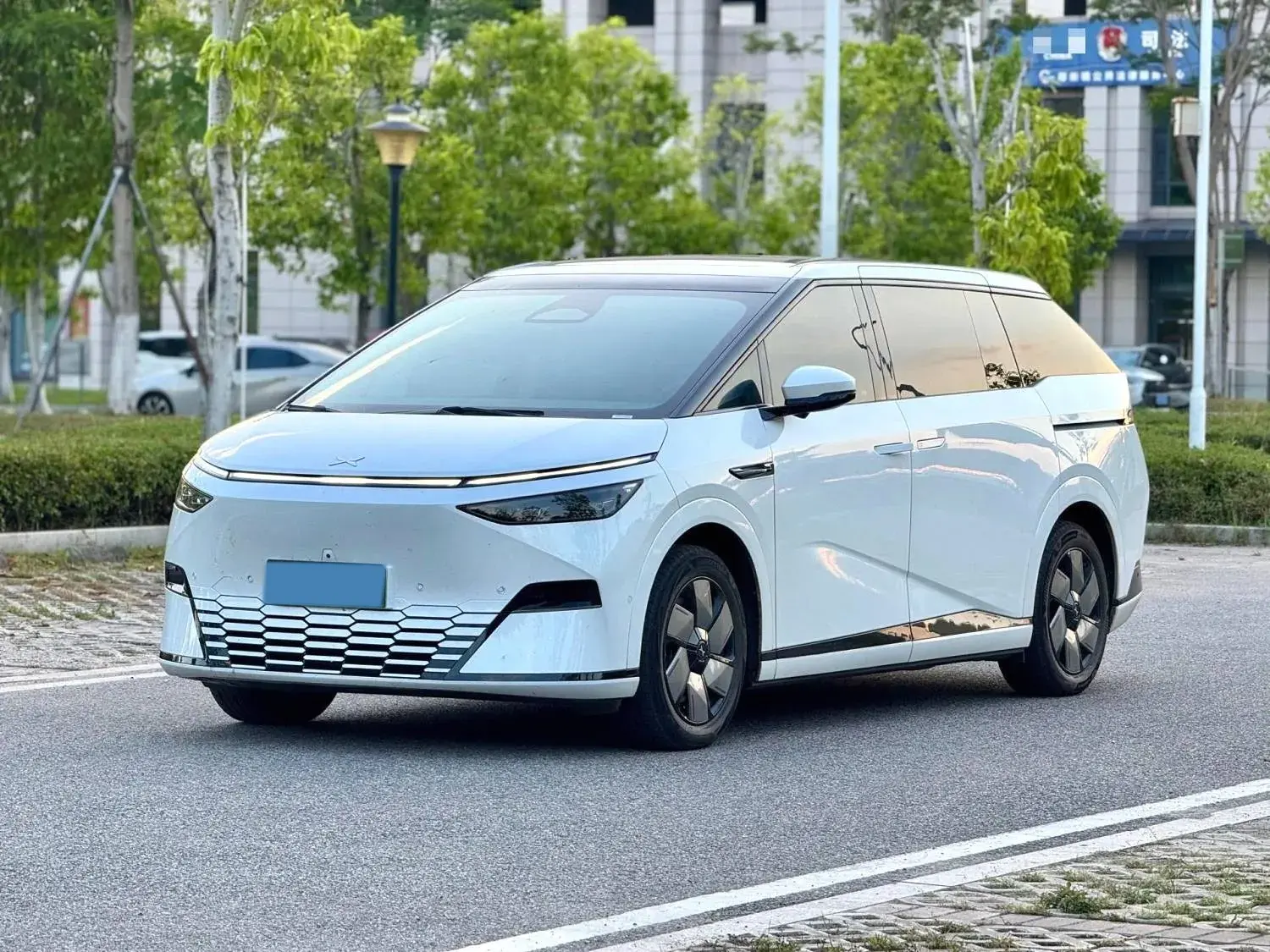 2024 XPENG X9 view 1