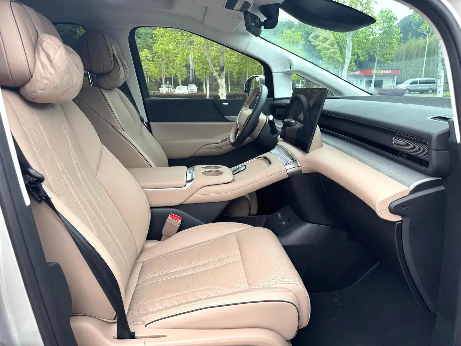 2024 XPENG X9 thumbnail 4