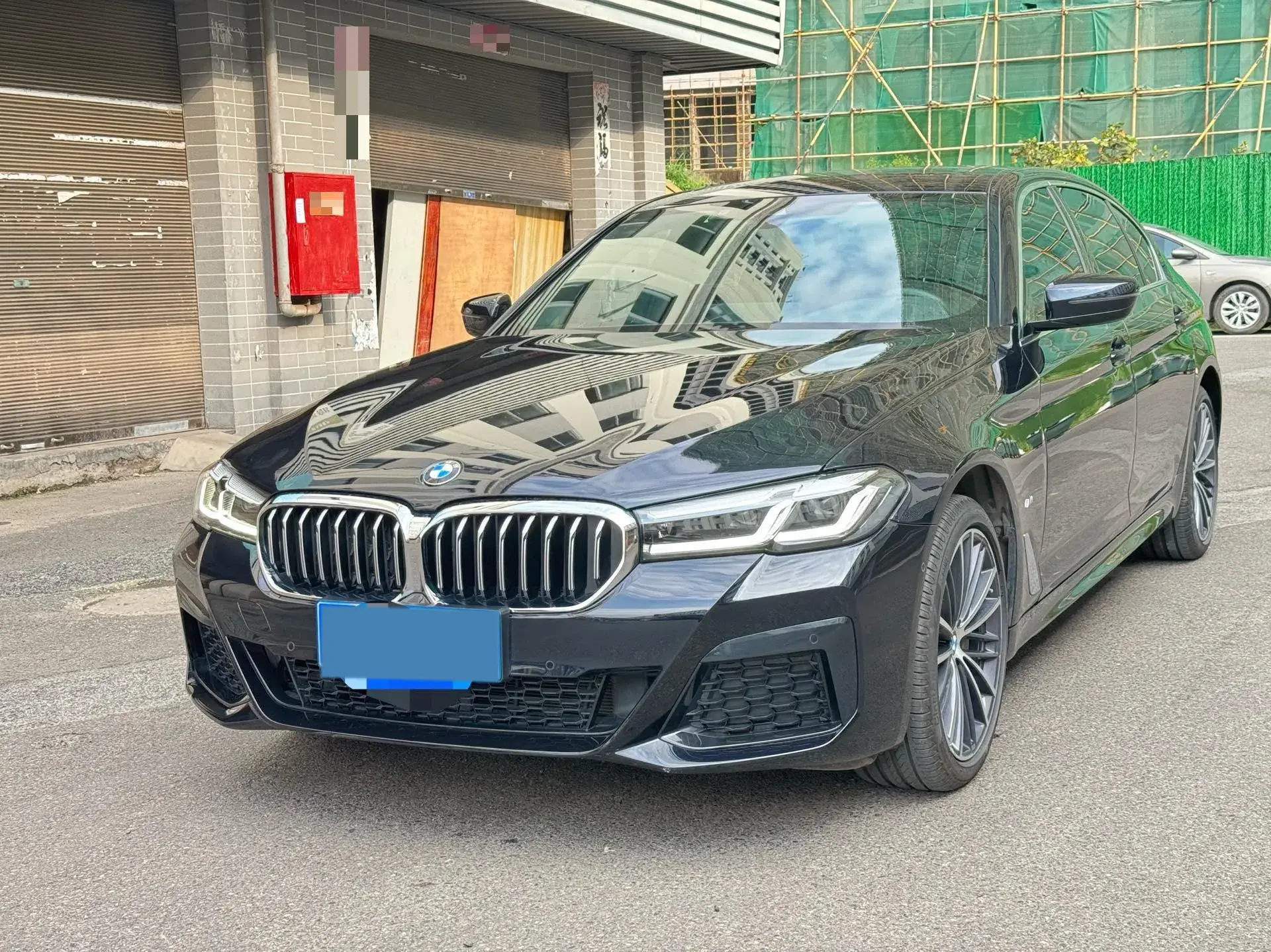 2022 BMW 5 view 1