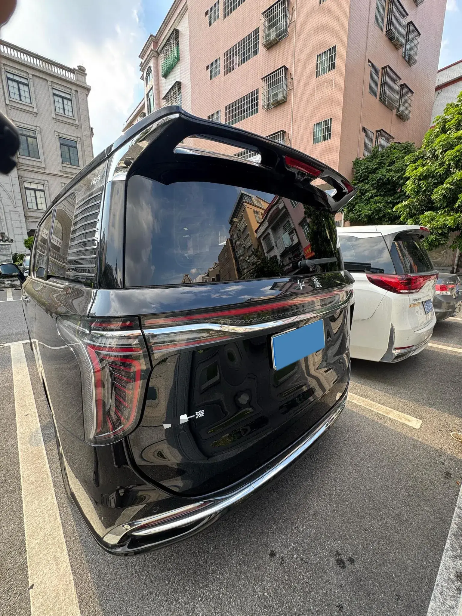 2023 HONGQI HQ9 thumbnail 4