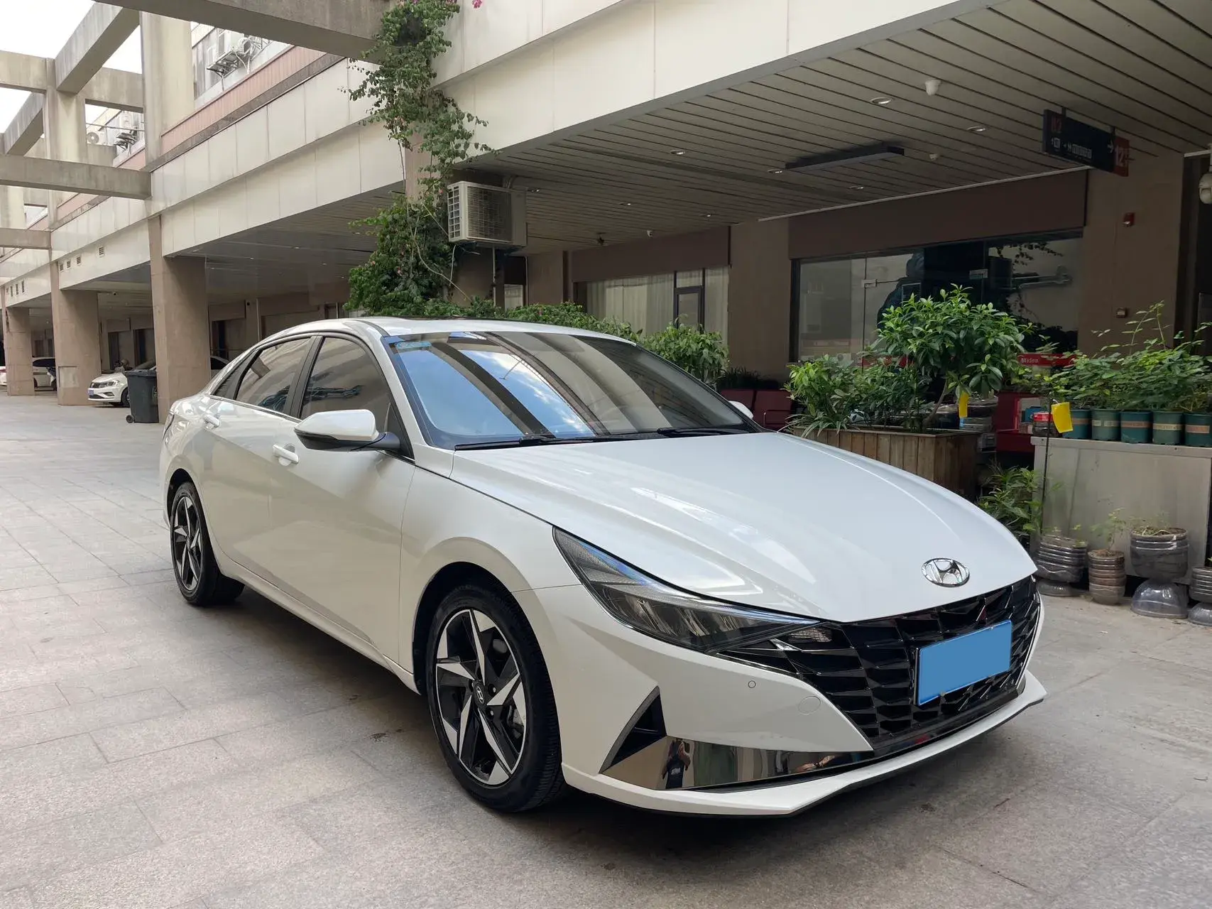 2022 HYUNDAI ELANTRA thumbnail 3