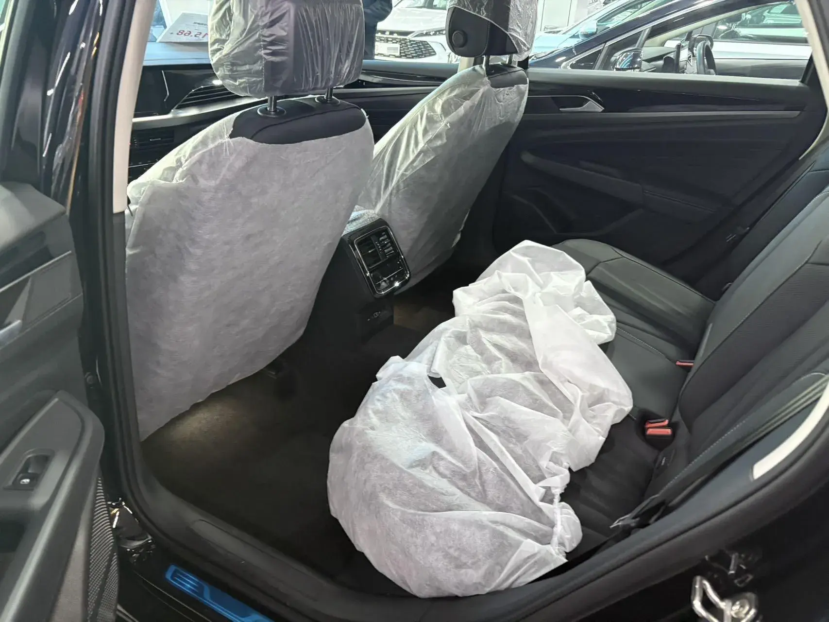 2025 VOLKSWAGEN PASSAT thumbnail 3