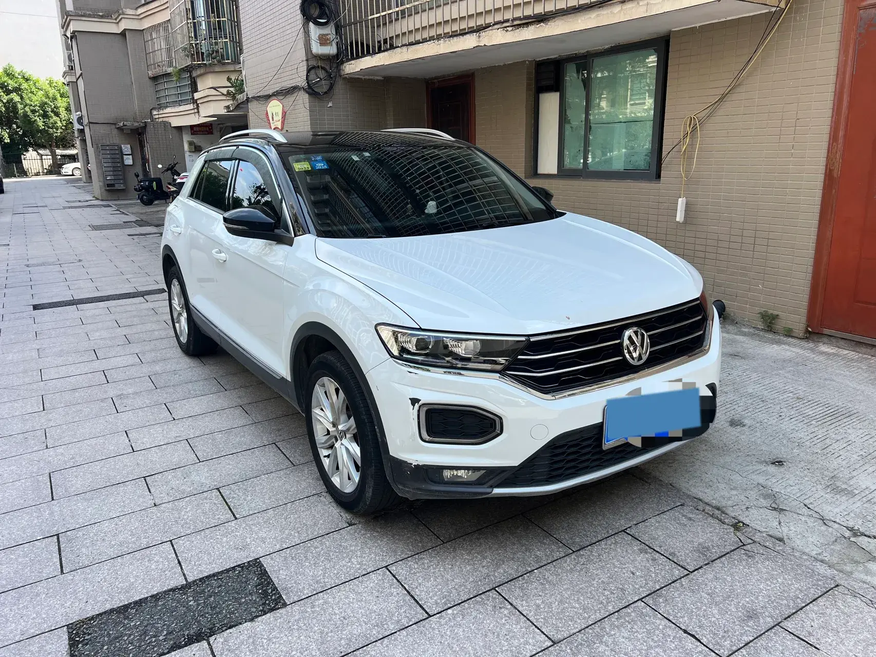 2018 VOLKSWAGEN T-ROC thumbnail 3