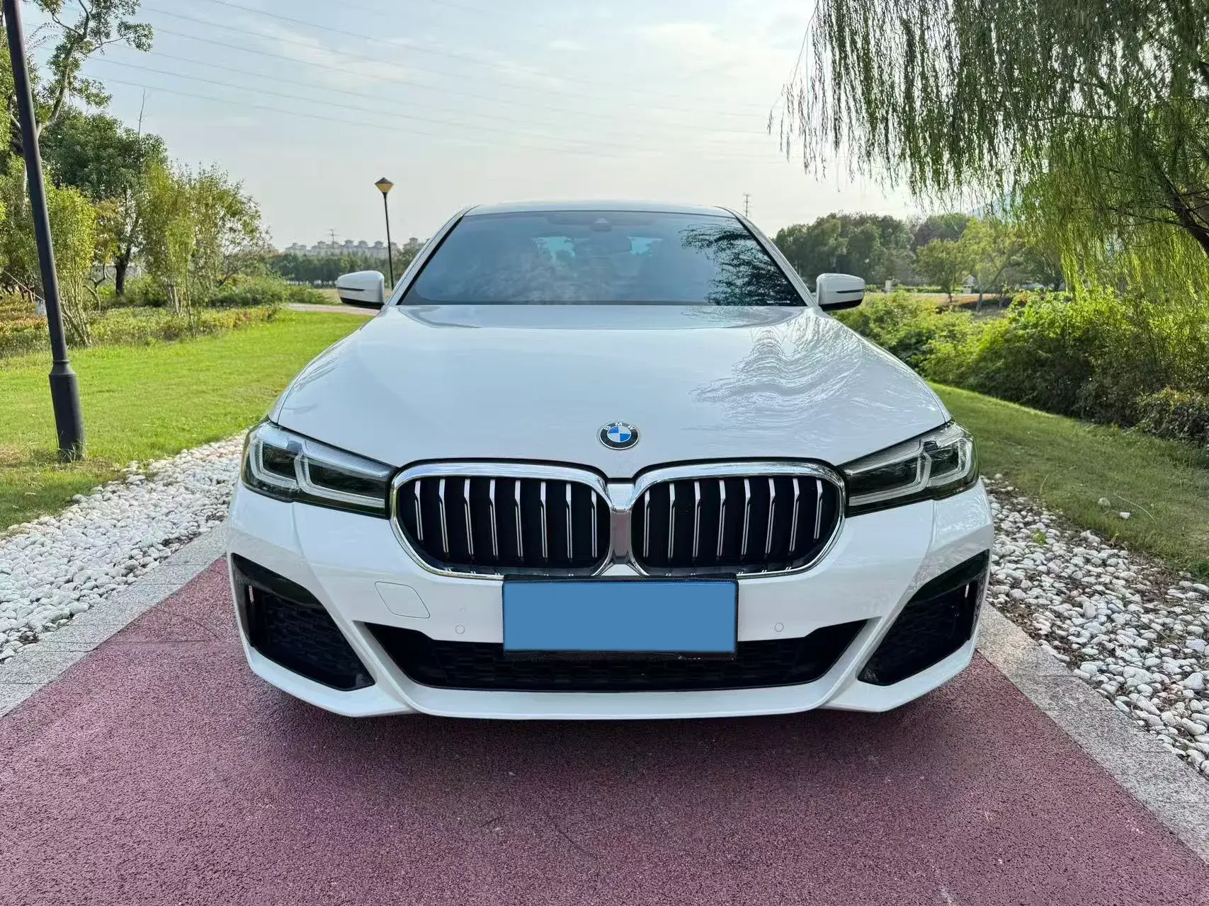 2021 BMW 5 thumbnail 2