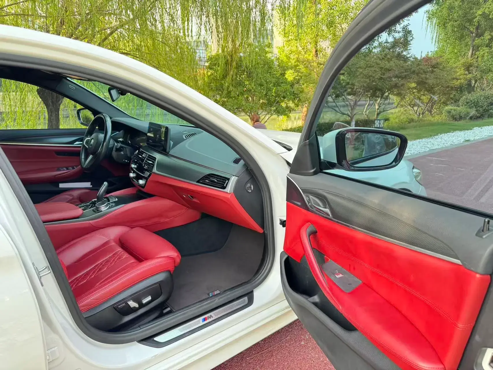 2021 BMW 5 thumbnail 3