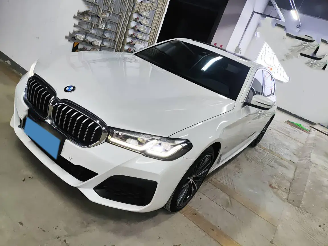 2021 BMW 5 view 1