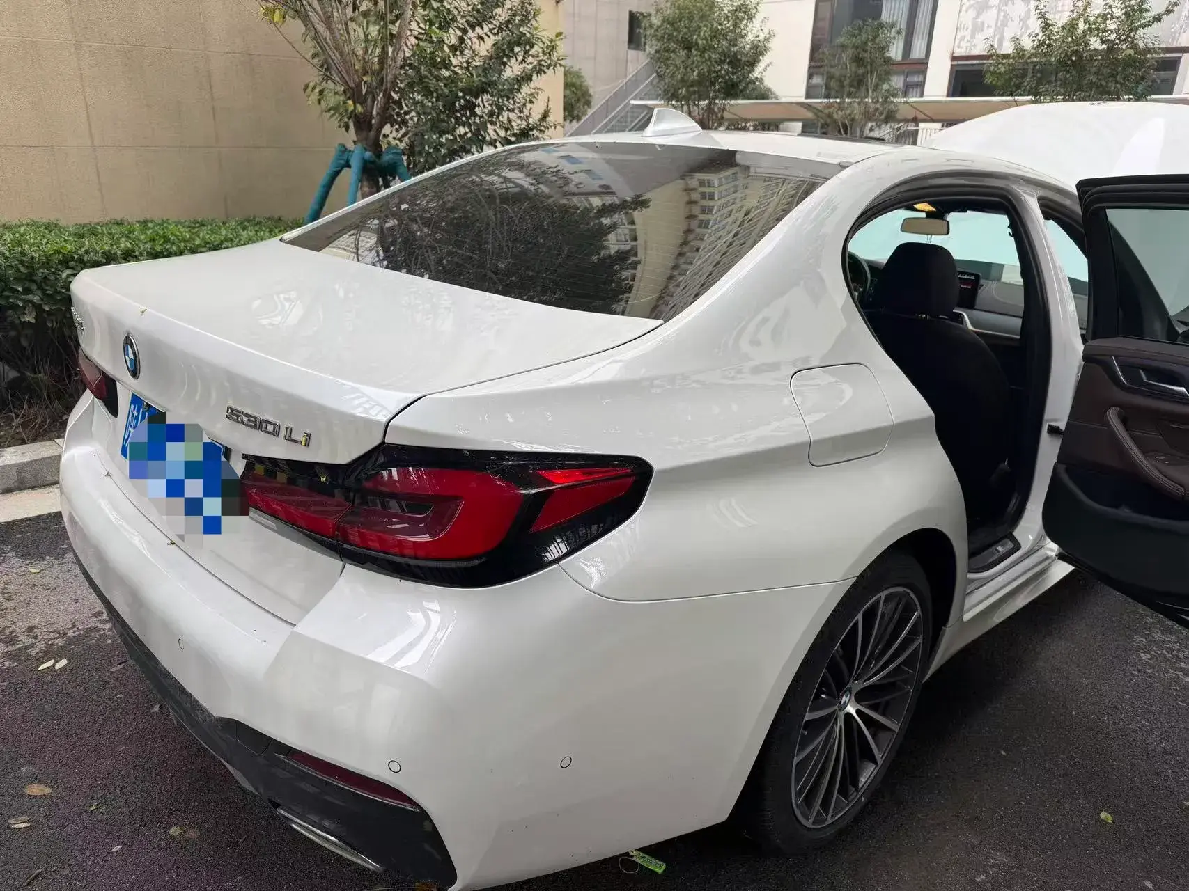 2023 BMW 5 thumbnail 2