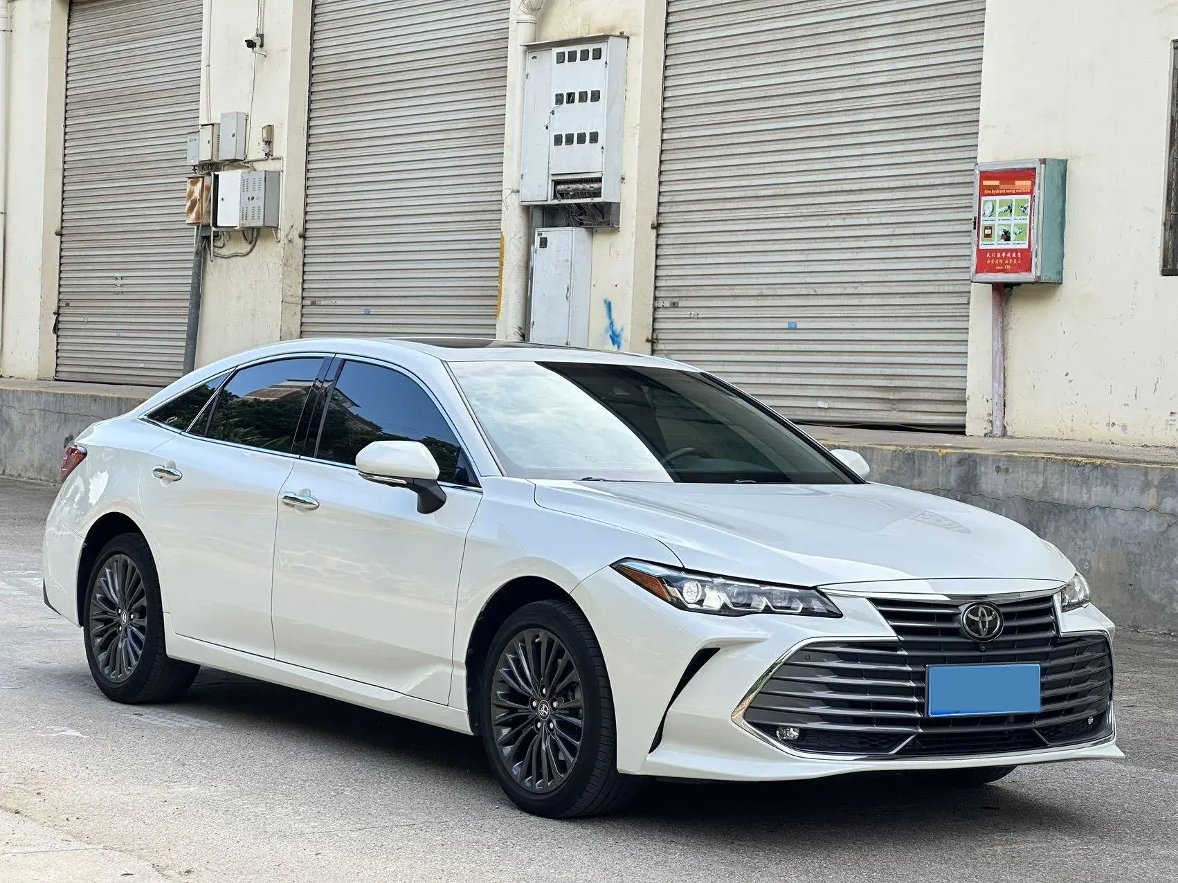 2019 TOYOTA AVALON thumbnail 3